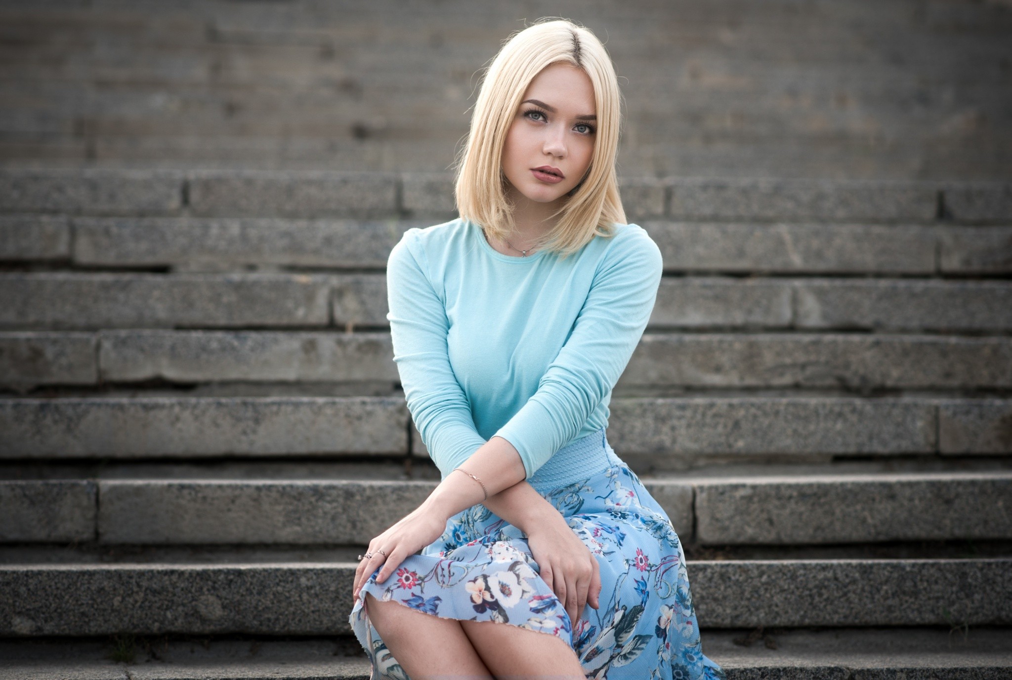 Blonde woman sitting on stone steps HD Wallpaper