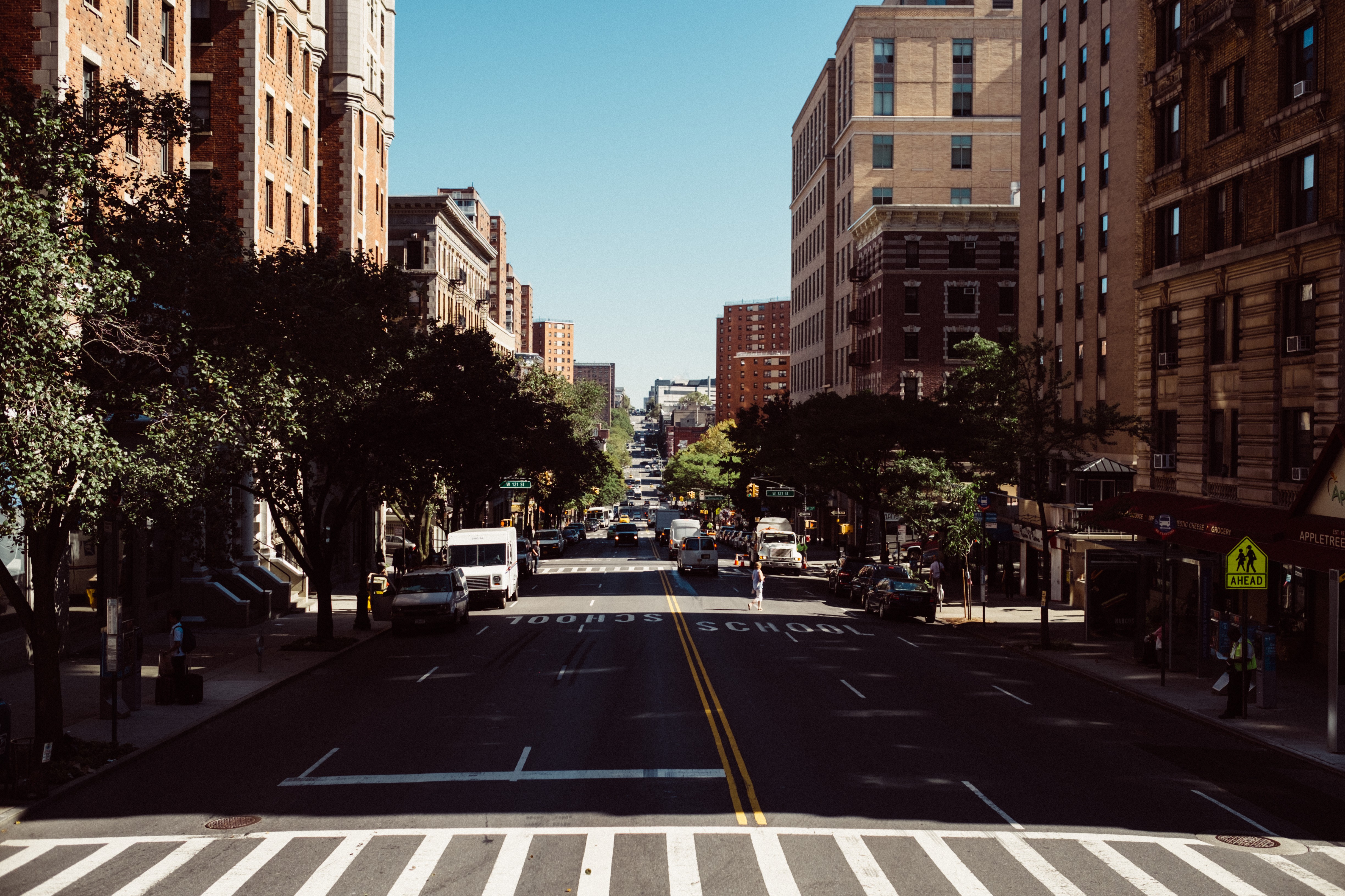 Street scene with buildings and cars HD Wallpaper