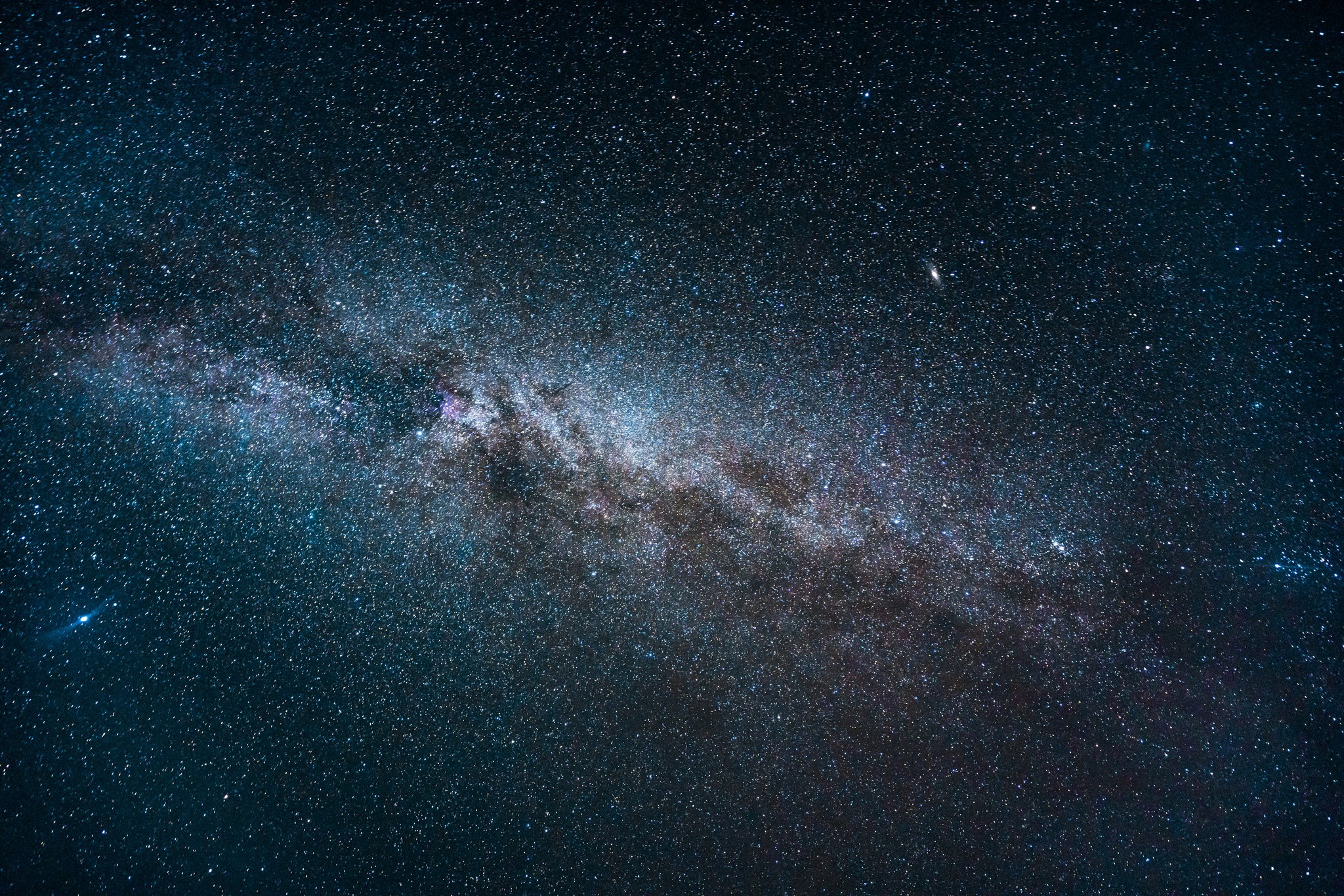 The Milky Way galaxy in the night sky HD Wallpaper