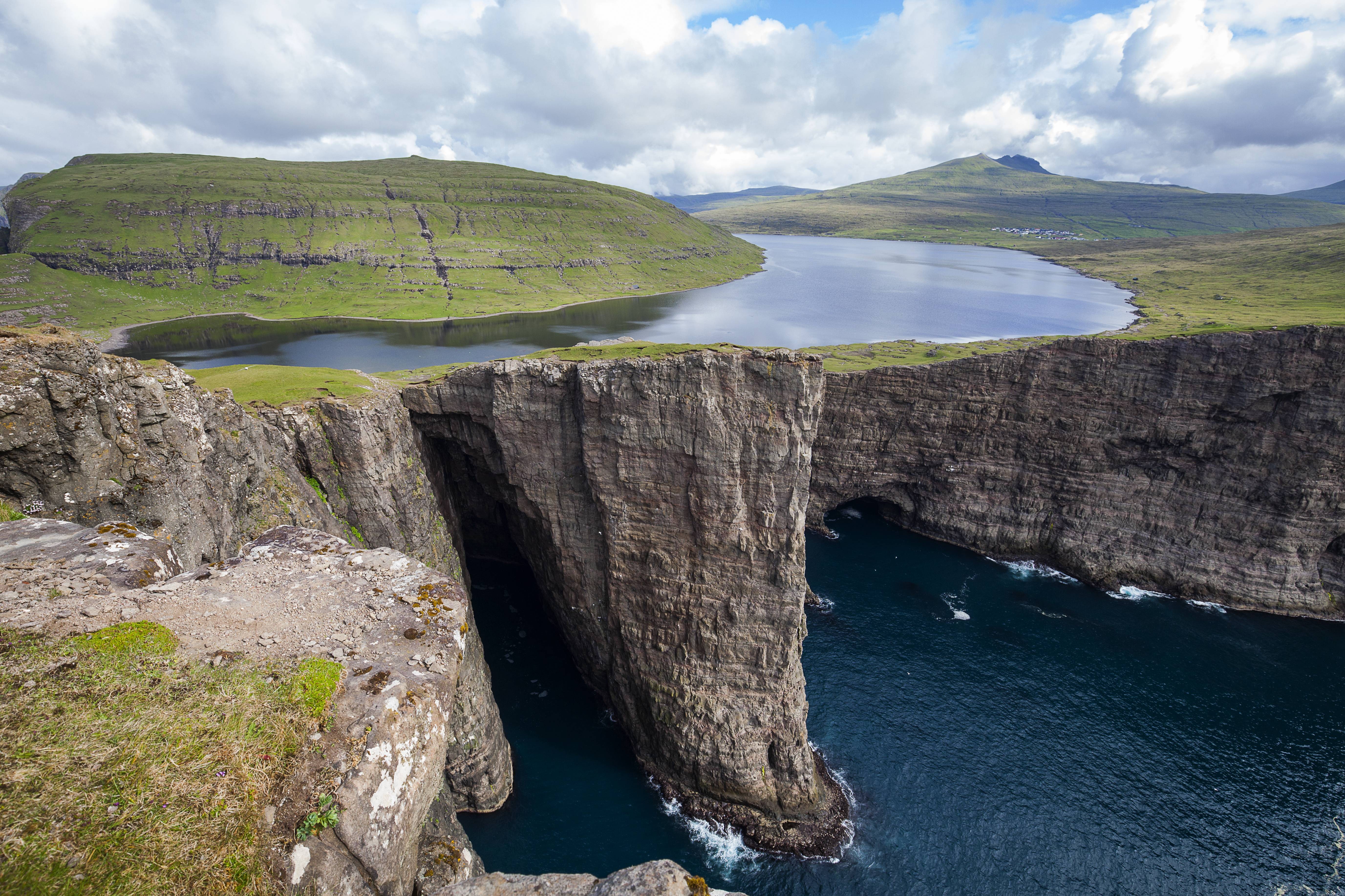 Lake Sørvágsvatn and cliffs, Faroe Islands HD Wallpaper