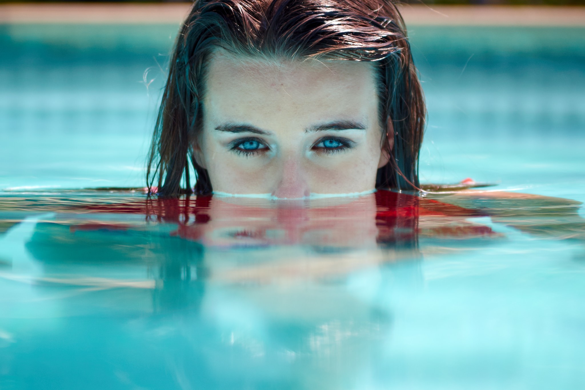 Woman with blue eyes in a swimming pool HD Wallpaper