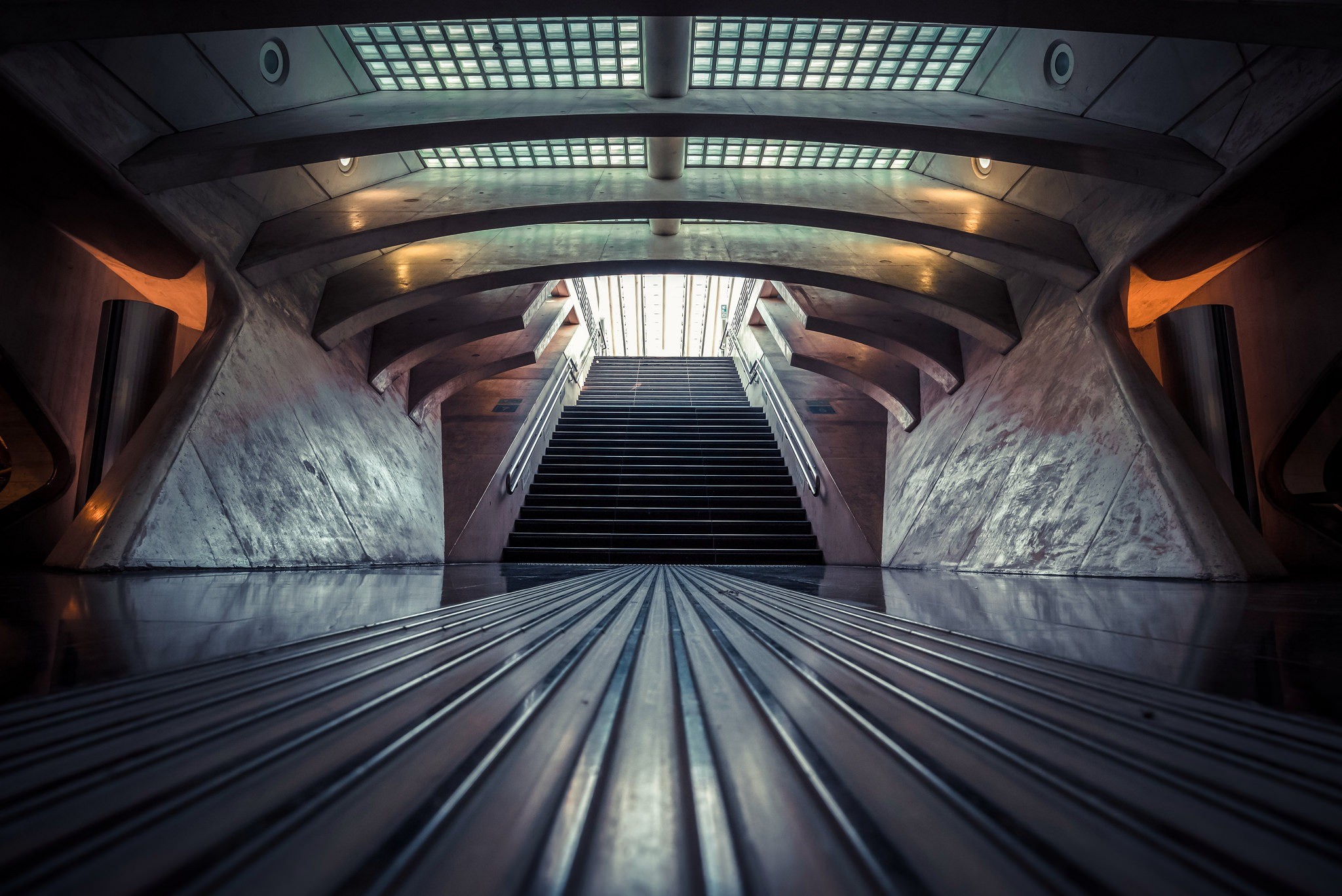 Modern architecture with stairs and reflection pool HD Wallpaper