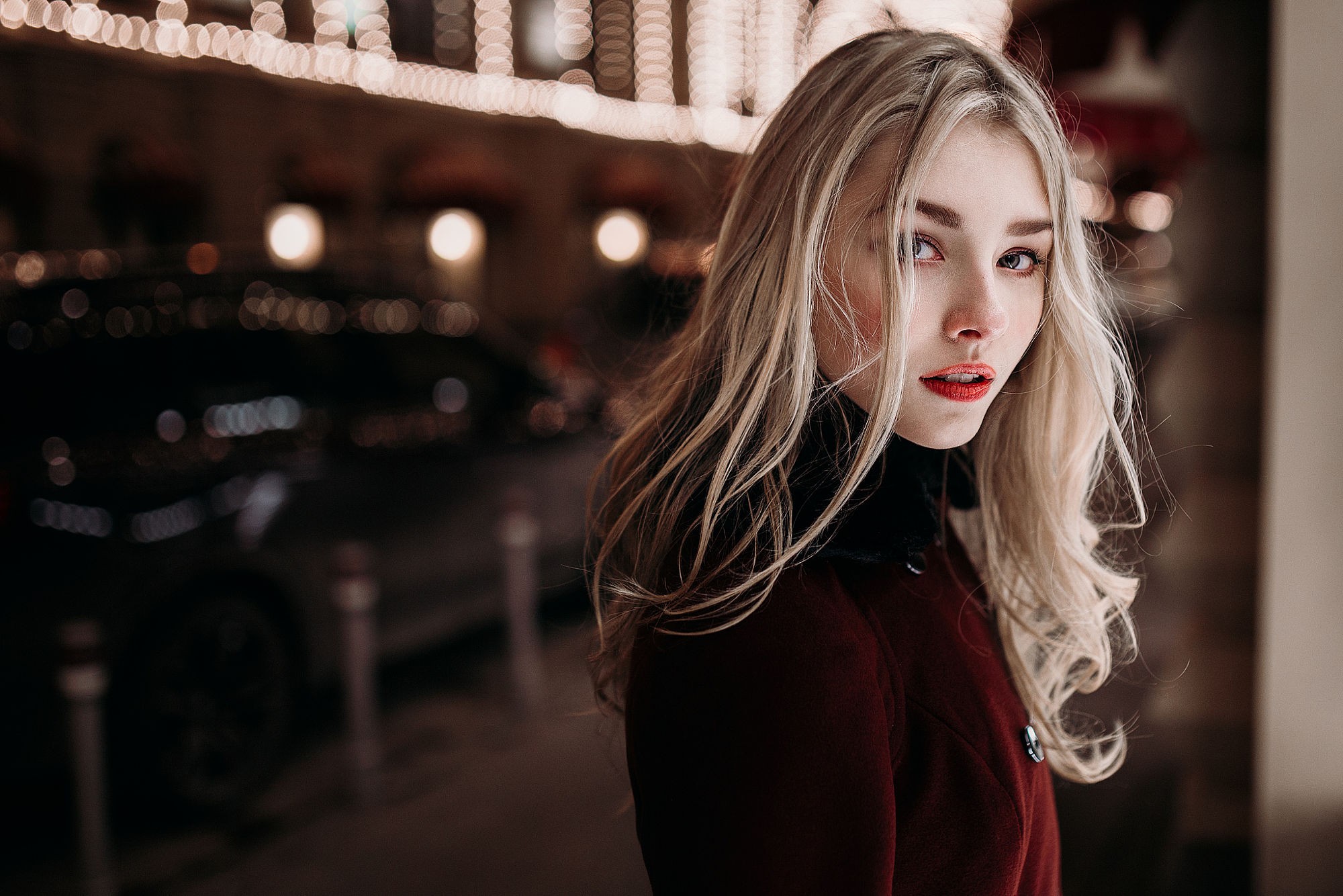 Blonde woman with red lipstick at night HD Wallpaper