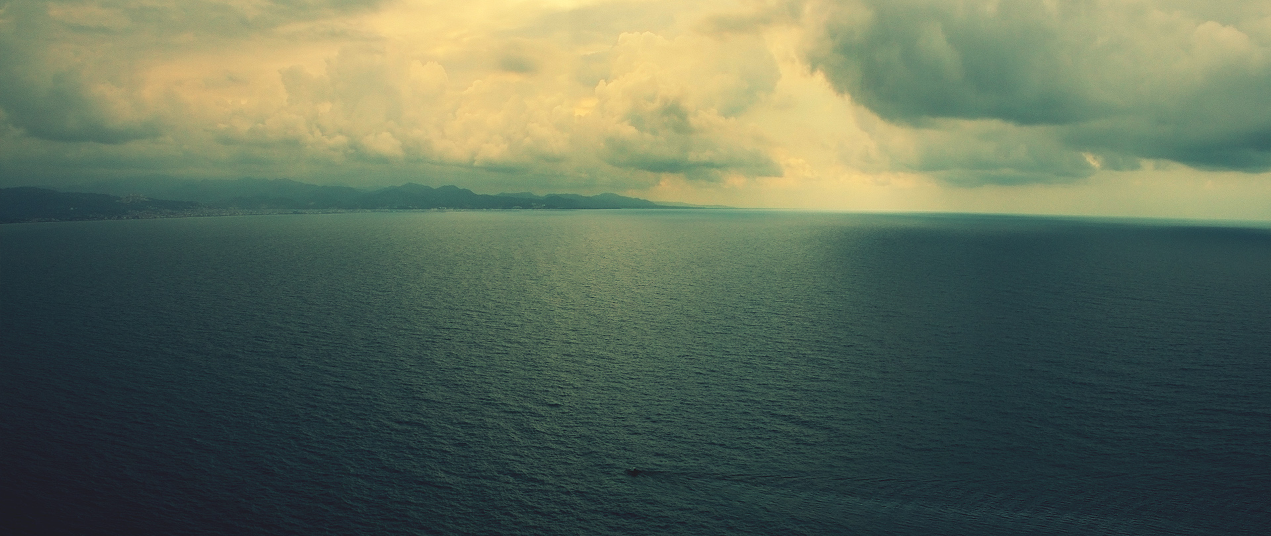 Wide angle view of the sea and cloudy sky HD Wallpaper