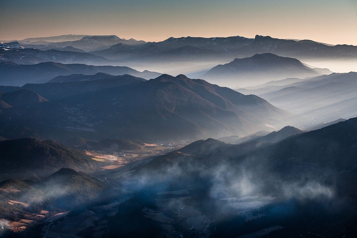 Misty mountain landscape with sun rays at sunrise HD Wallpaper