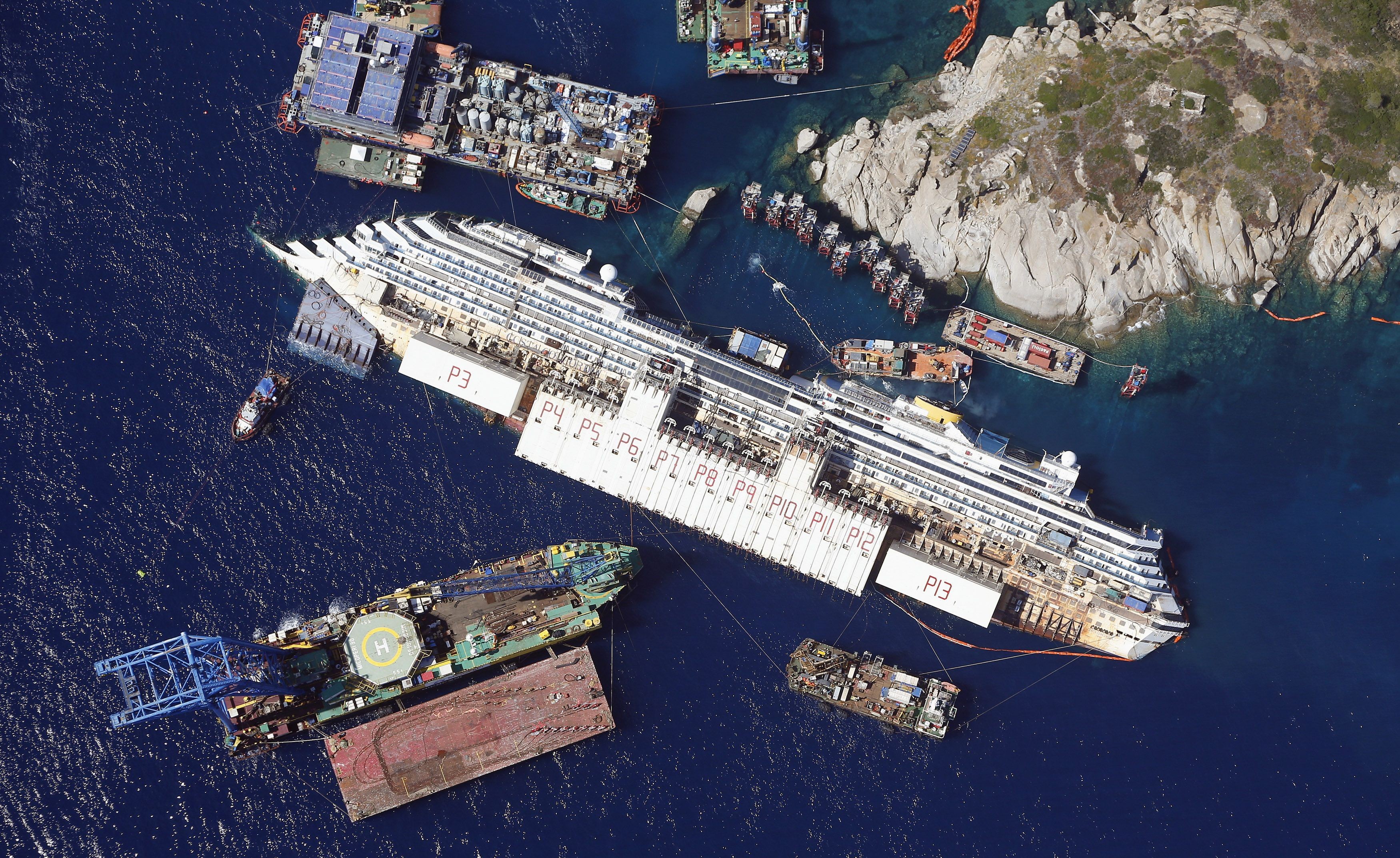 Aerial view of the Costa Concordia shipwreck HD Wallpaper