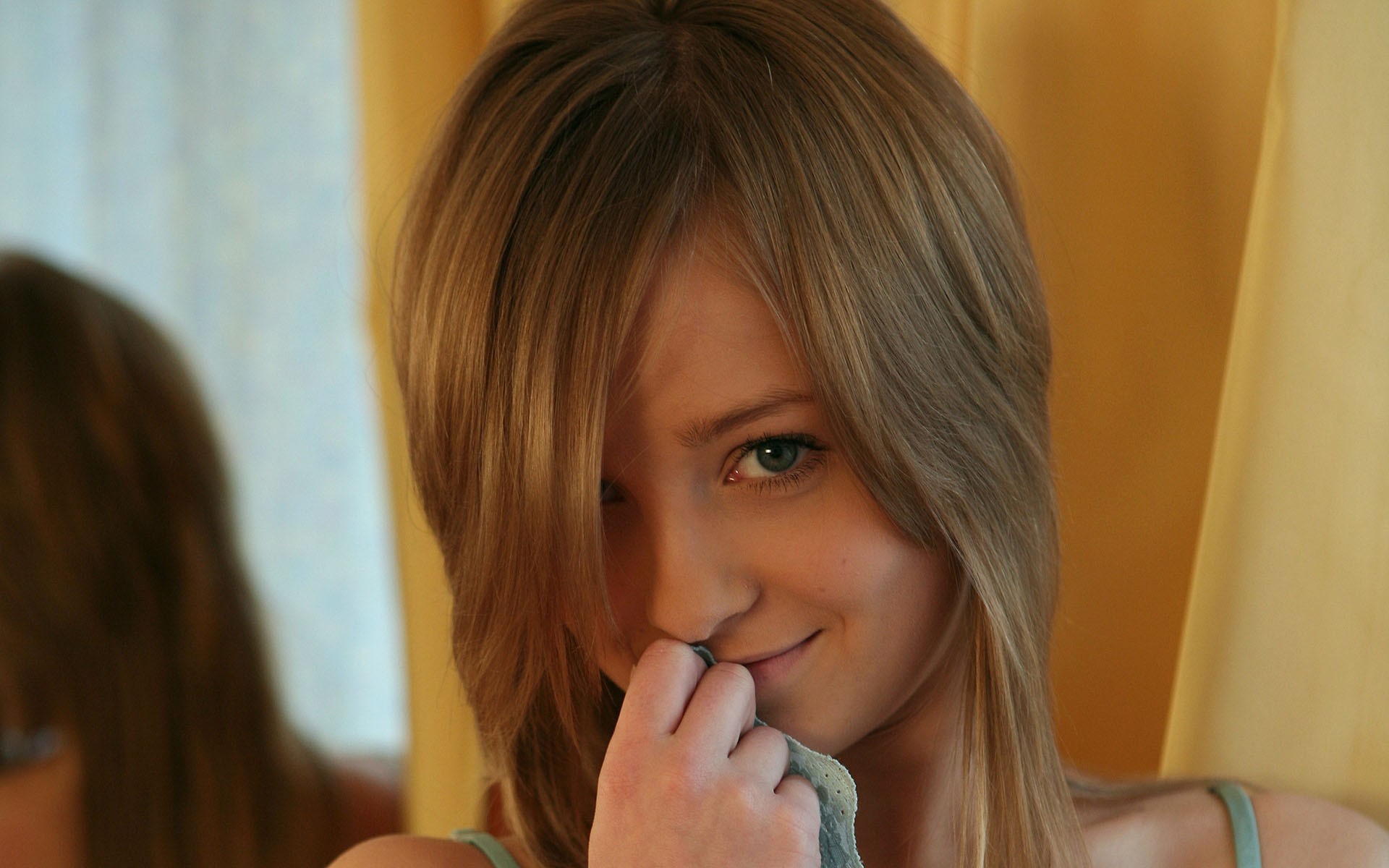 Elle B with blue eyes and blonde hair HD Wallpaper