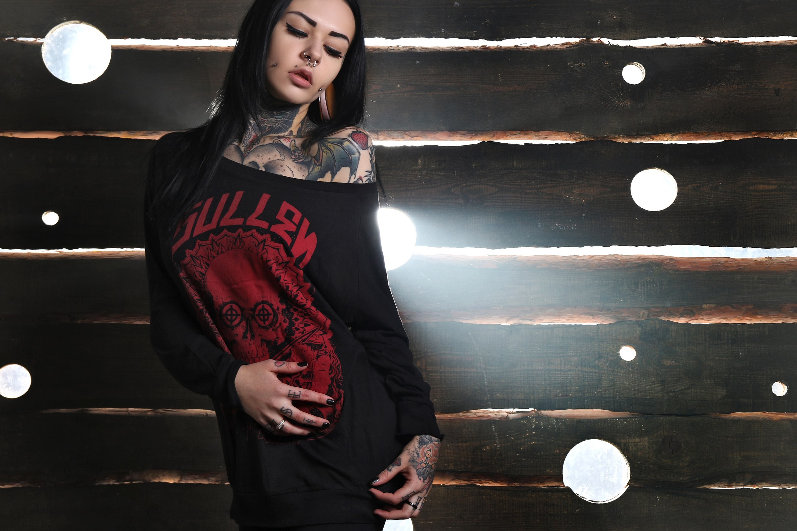 Anna Betmen with Sullen tattoo shirt HD Wallpaper