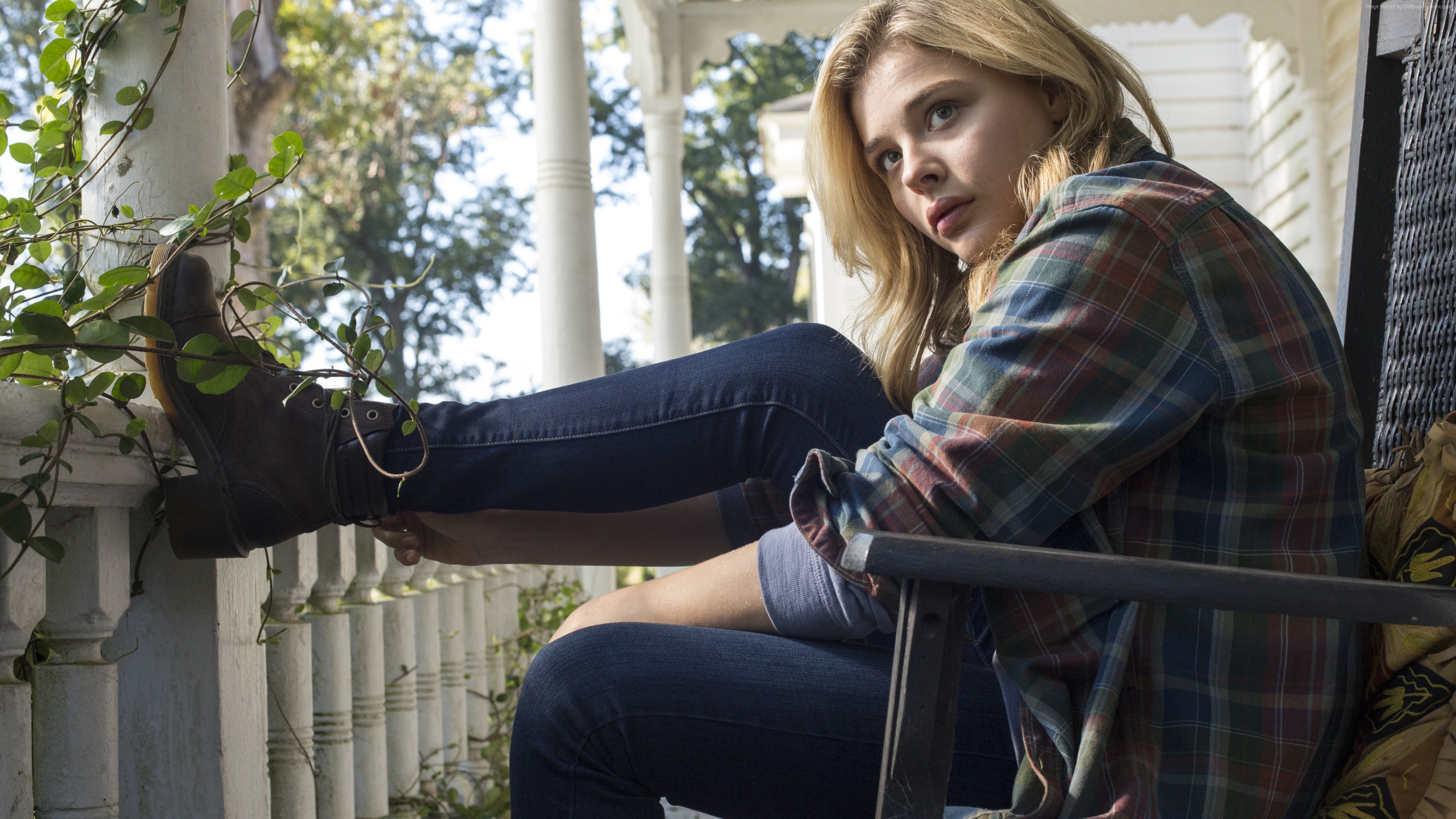 Chloë Grace Moretz on a porch HD Wallpaper