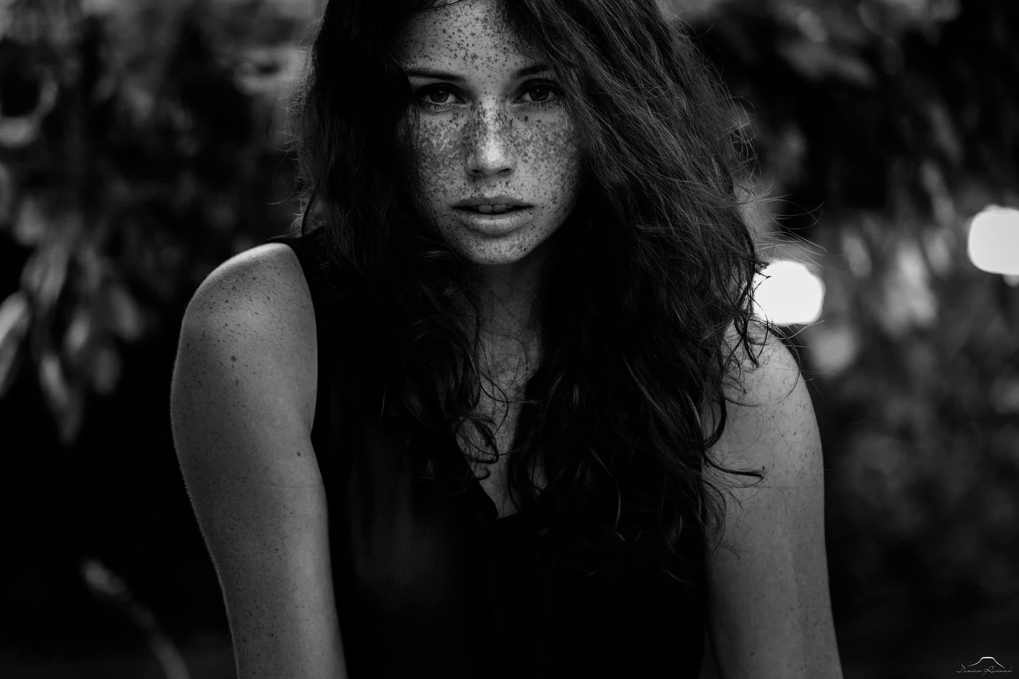 Monochrome portrait of model Michalina Cysarz with freckles HD Wallpaper