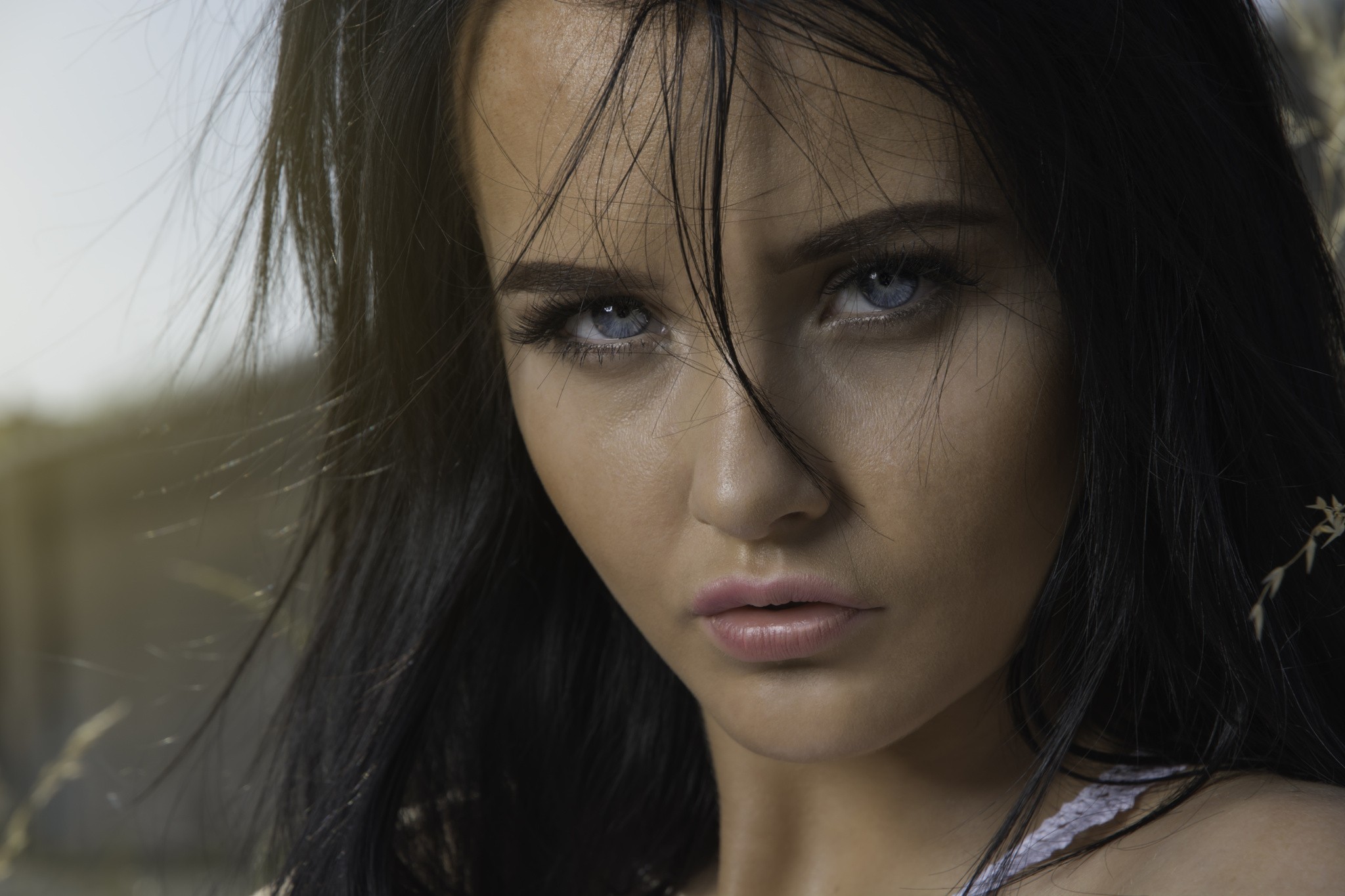 Close-up portrait of a woman with blue eyes HD Wallpaper