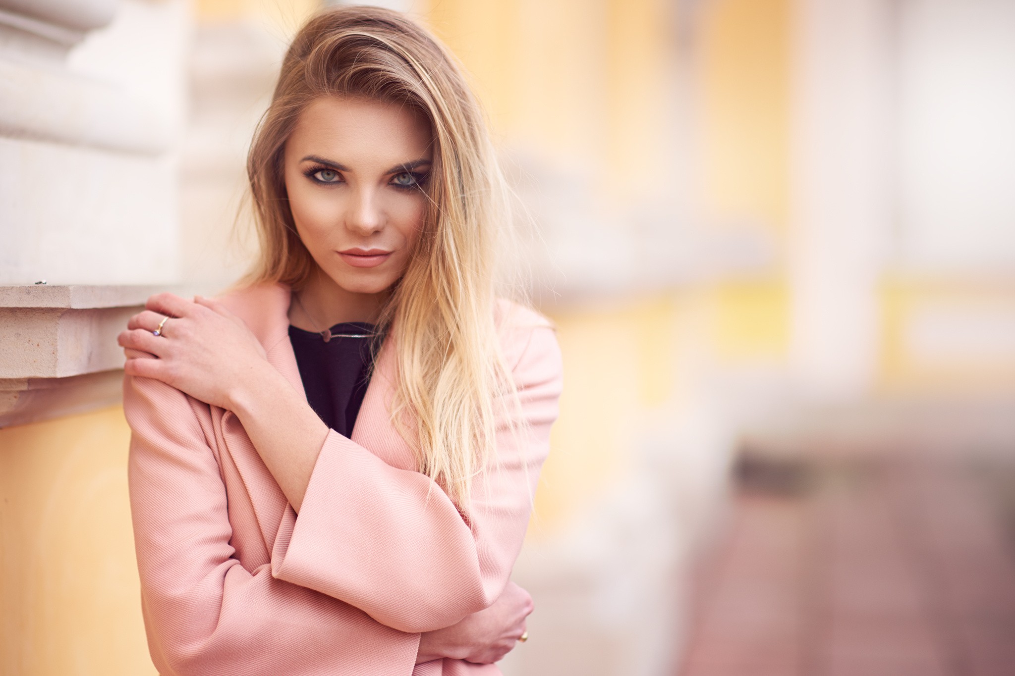 Blonde woman with long straight hair wearing a pink coat HD Wallpaper