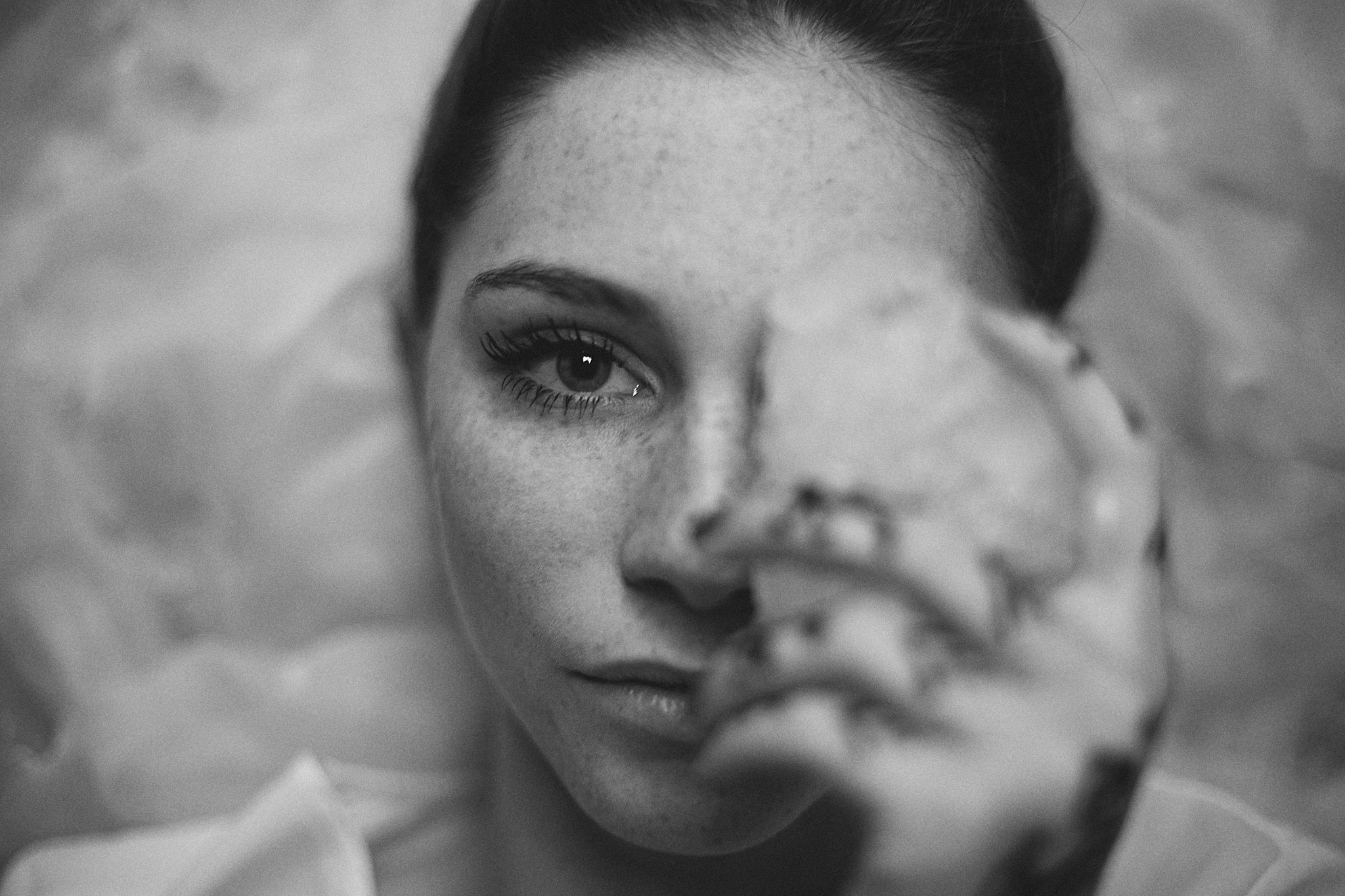Monochrome portrait of a woman with freckles HD Wallpaper