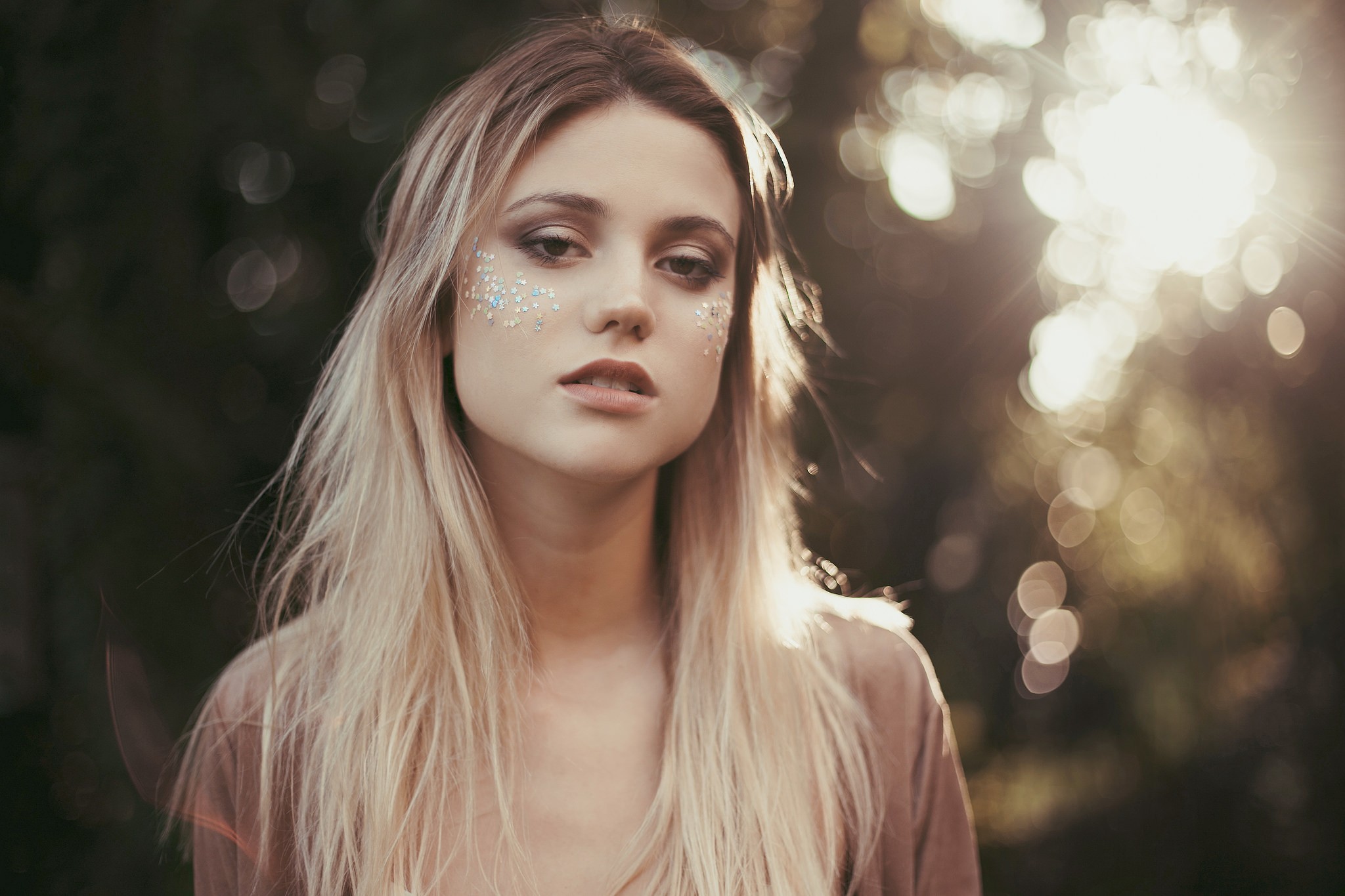 Woman with blonde hair and glitter on her face HD Wallpaper