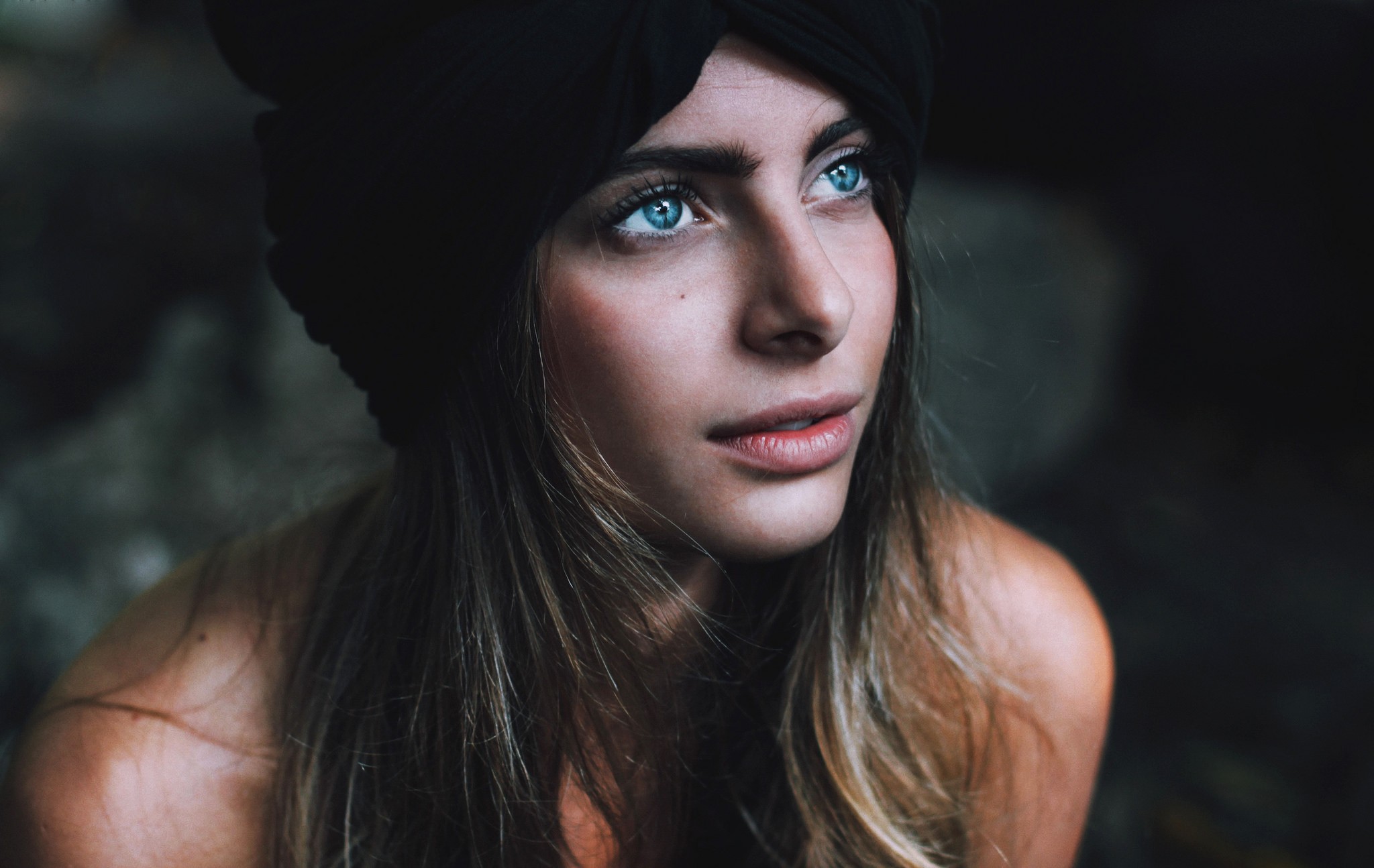 Woman with blue eyes wearing a black headscarf HD Wallpaper