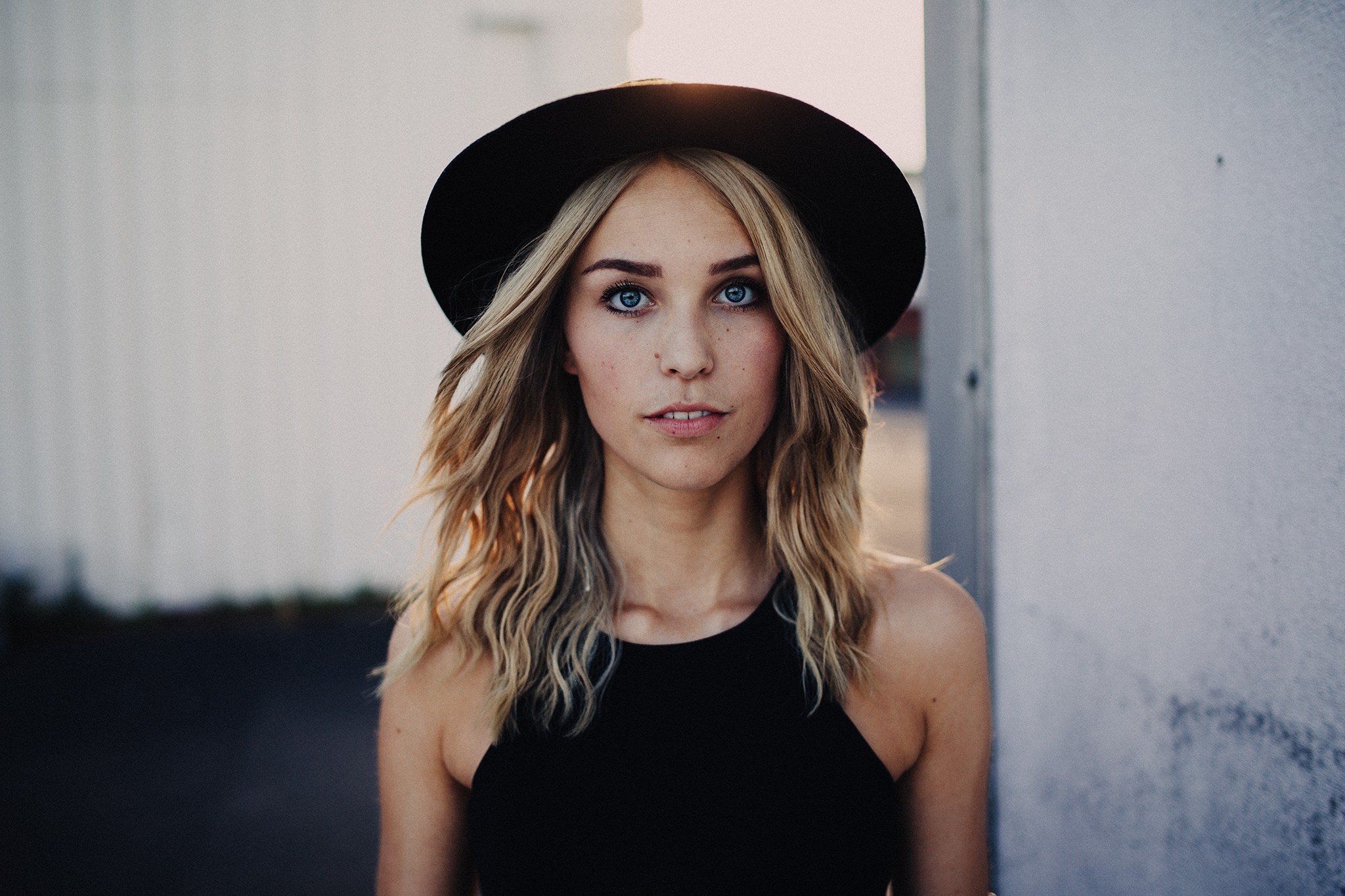 Woman with blonde hair and blue eyes wearing a hat HD Wallpaper