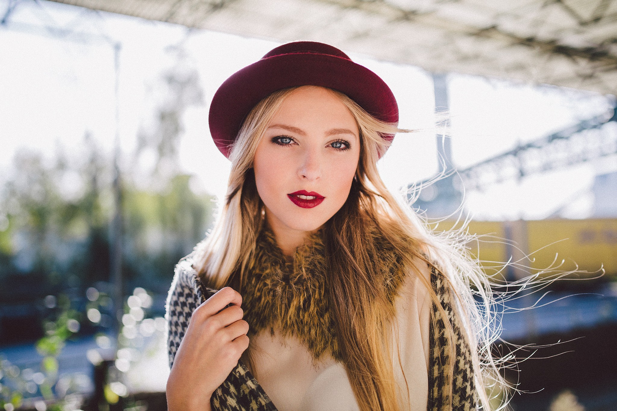 Woman with blonde hair wearing a hat and scarf HD Wallpaper