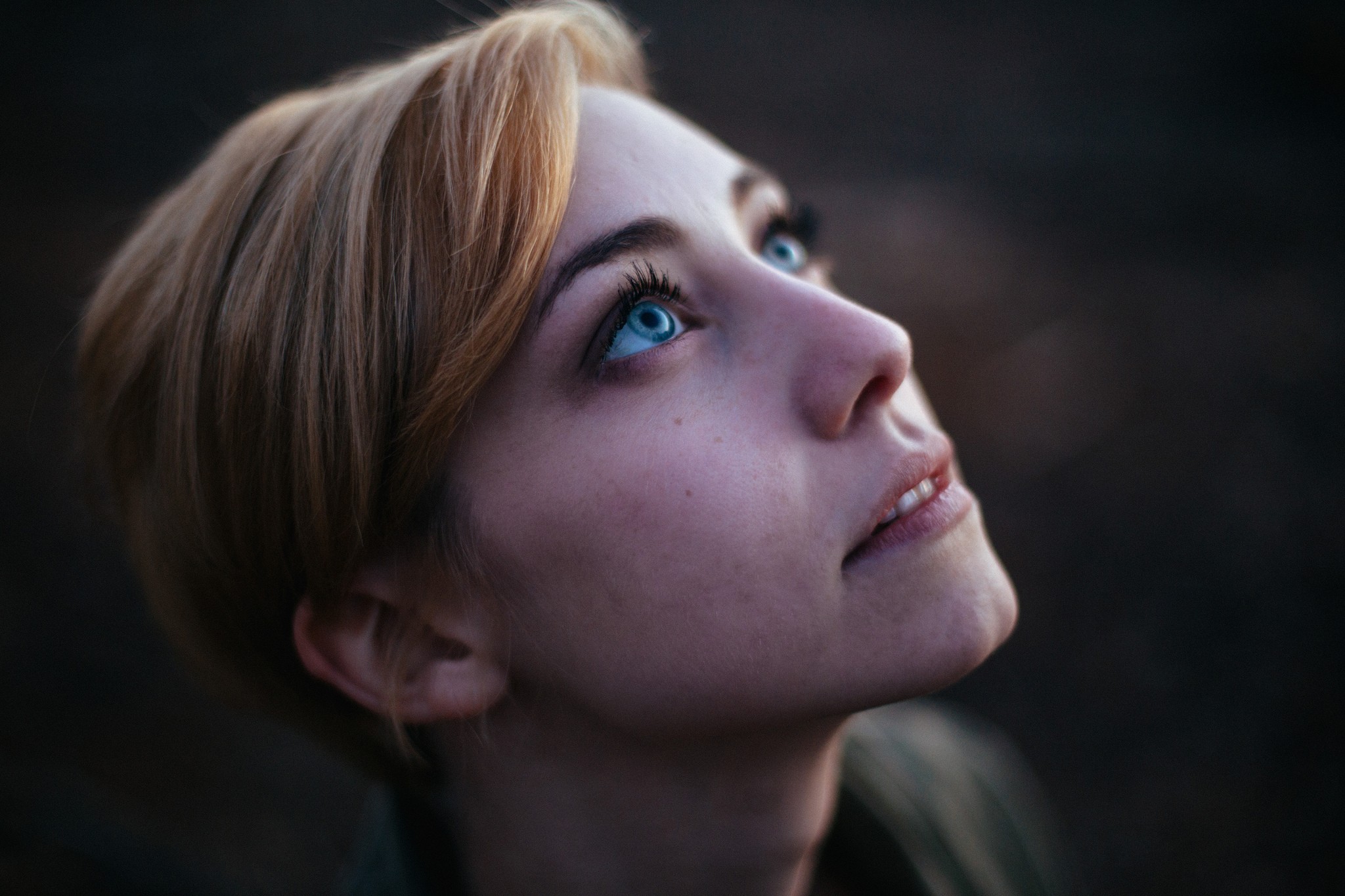 Woman with short blonde hair and blue eyes looking up HD Wallpaper