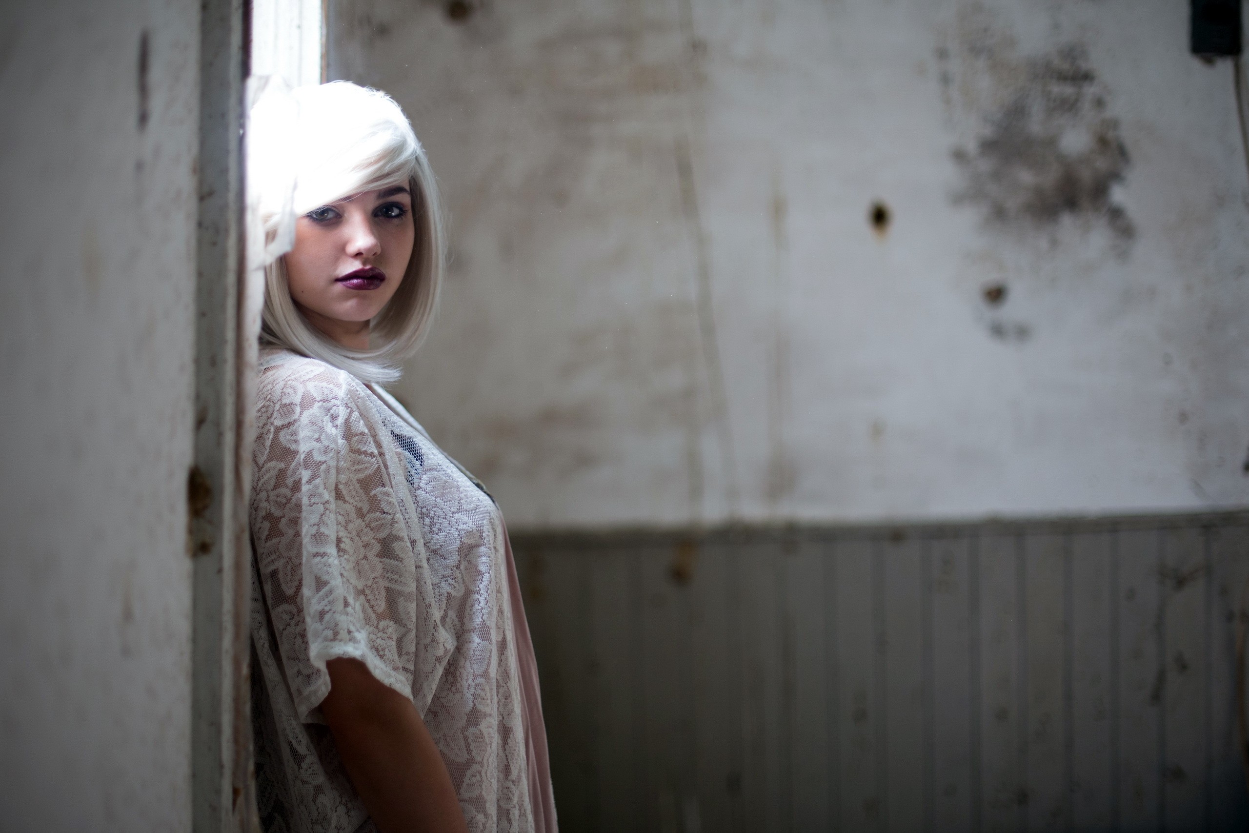 Woman with blonde hair and lace top HD Wallpaper
