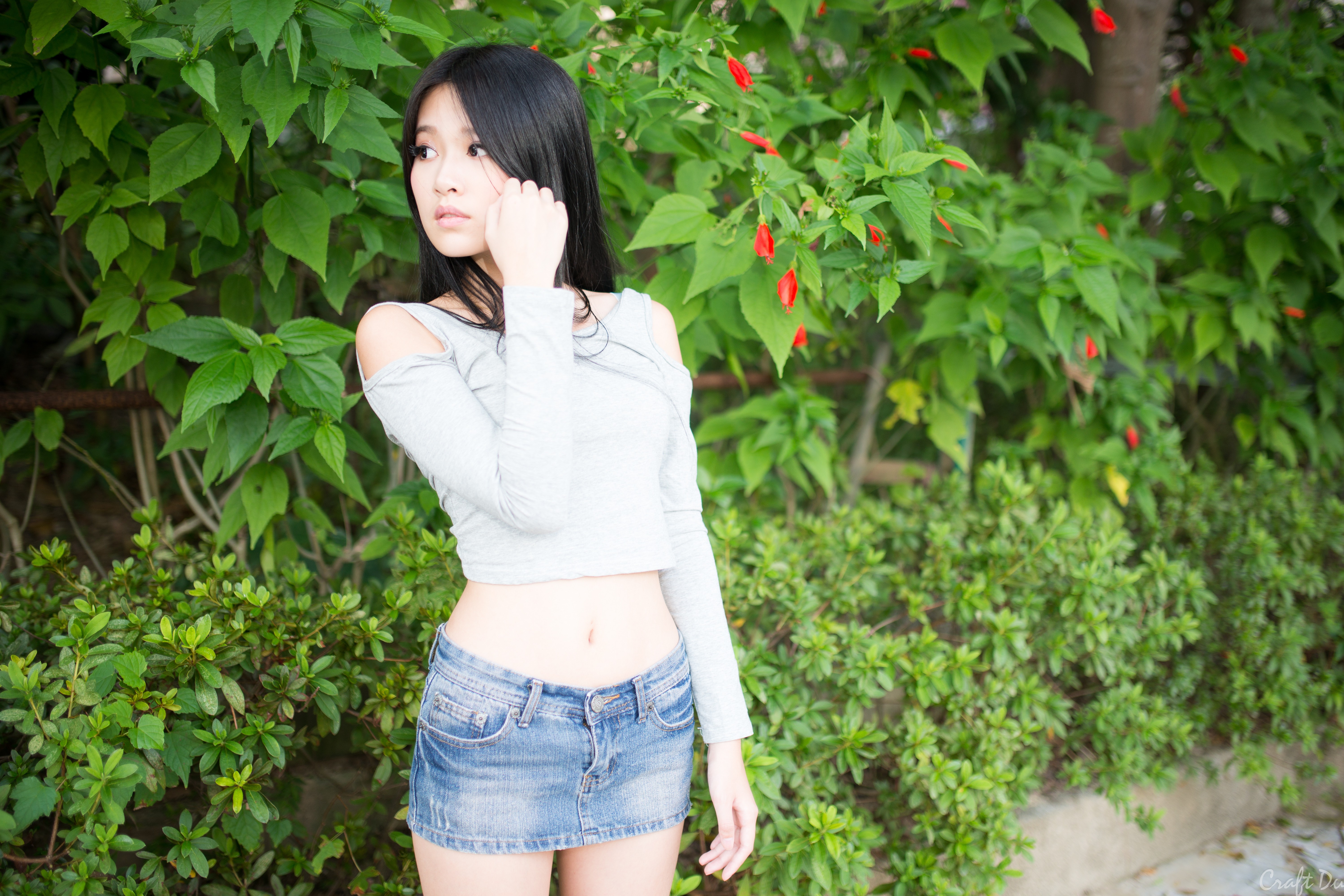 Lu Xin Yu in a denim skirt and crop top HD Wallpaper