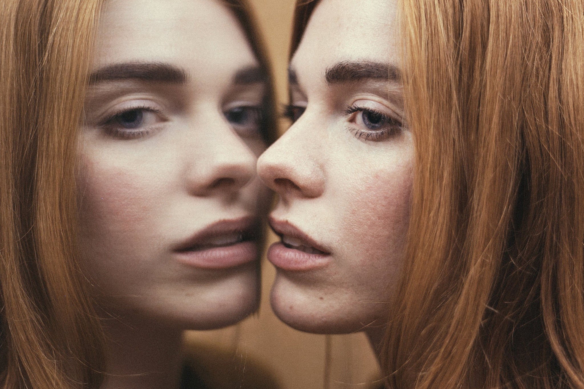 Ruby James looking into a mirror HD Wallpaper