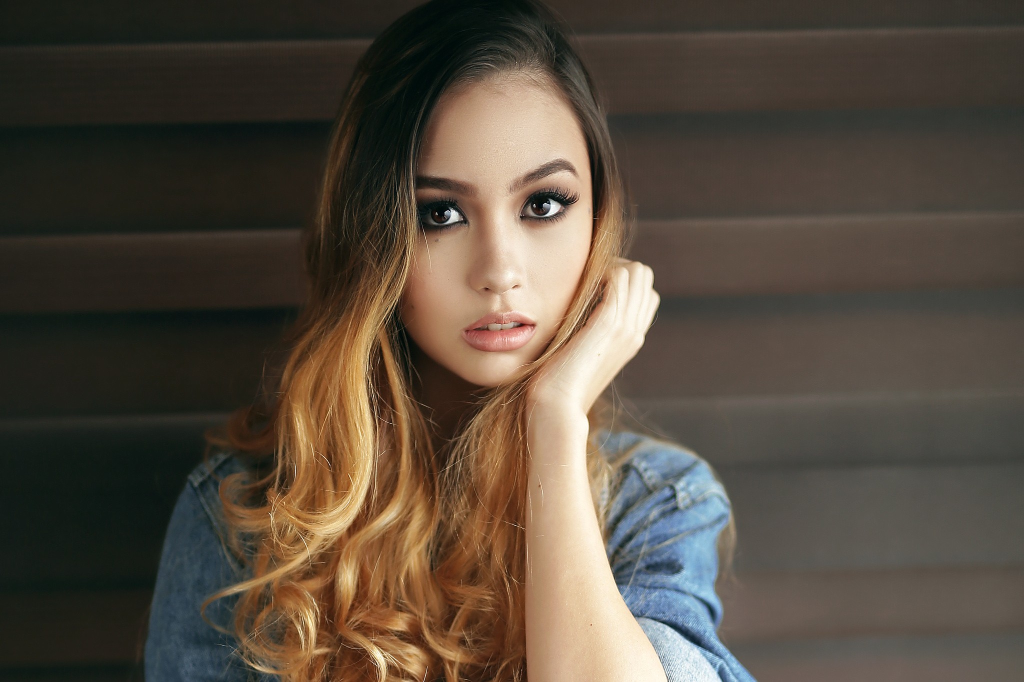 Portrait of a woman with dyed hair HD Wallpaper
