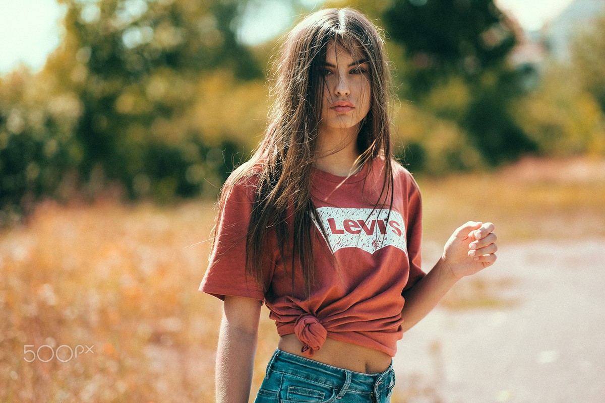 Woman in Levi's T-shirt and Jean Shorts HD Wallpaper