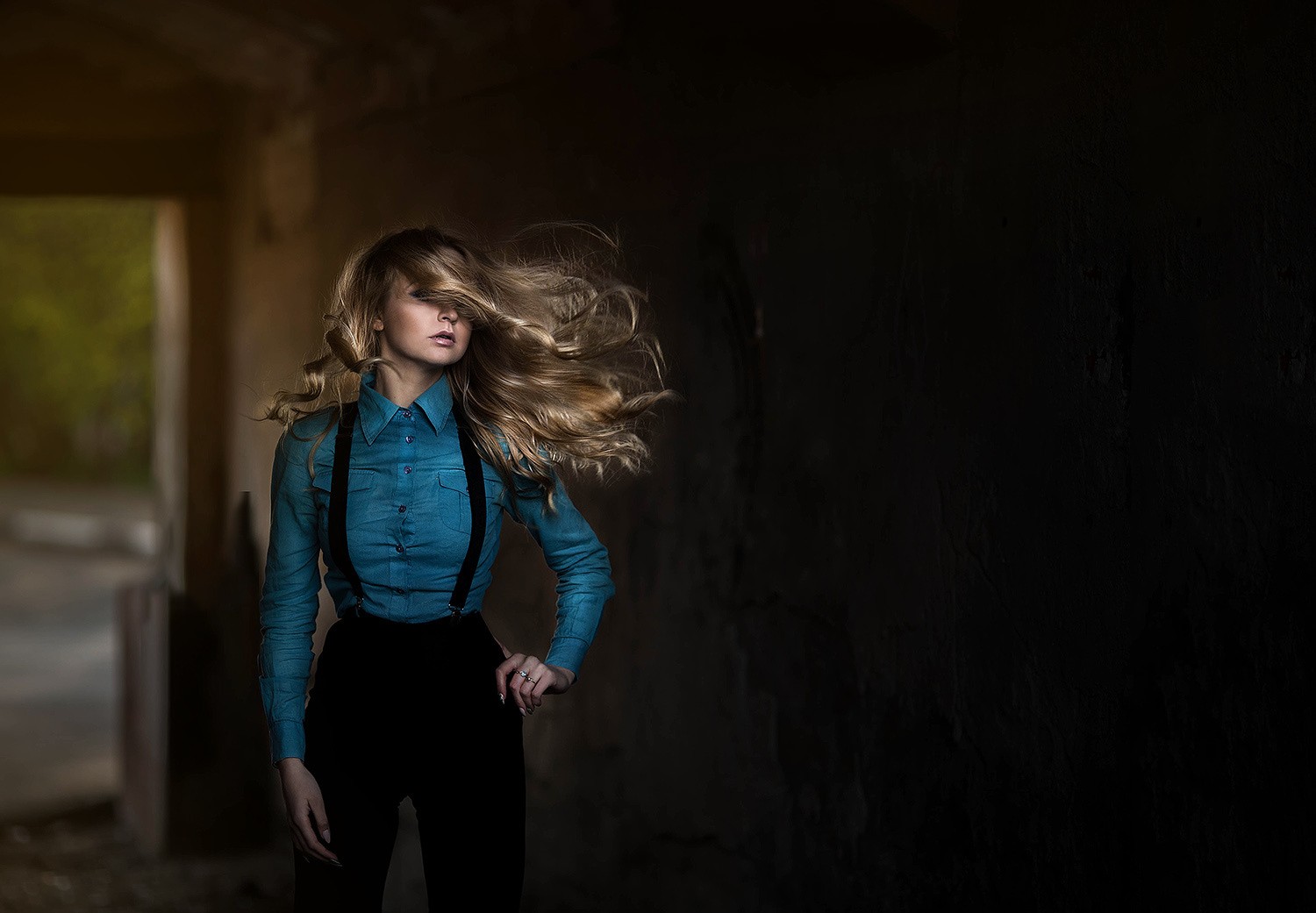 Woman with blonde wavy hair wearing suspenders and a blue shirt HD Wallpaper
