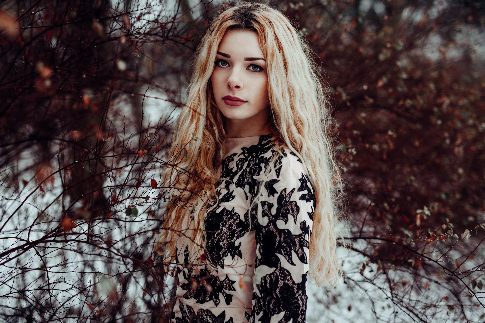 Woman with blonde hair and red lipstick outdoors HD Wallpaper