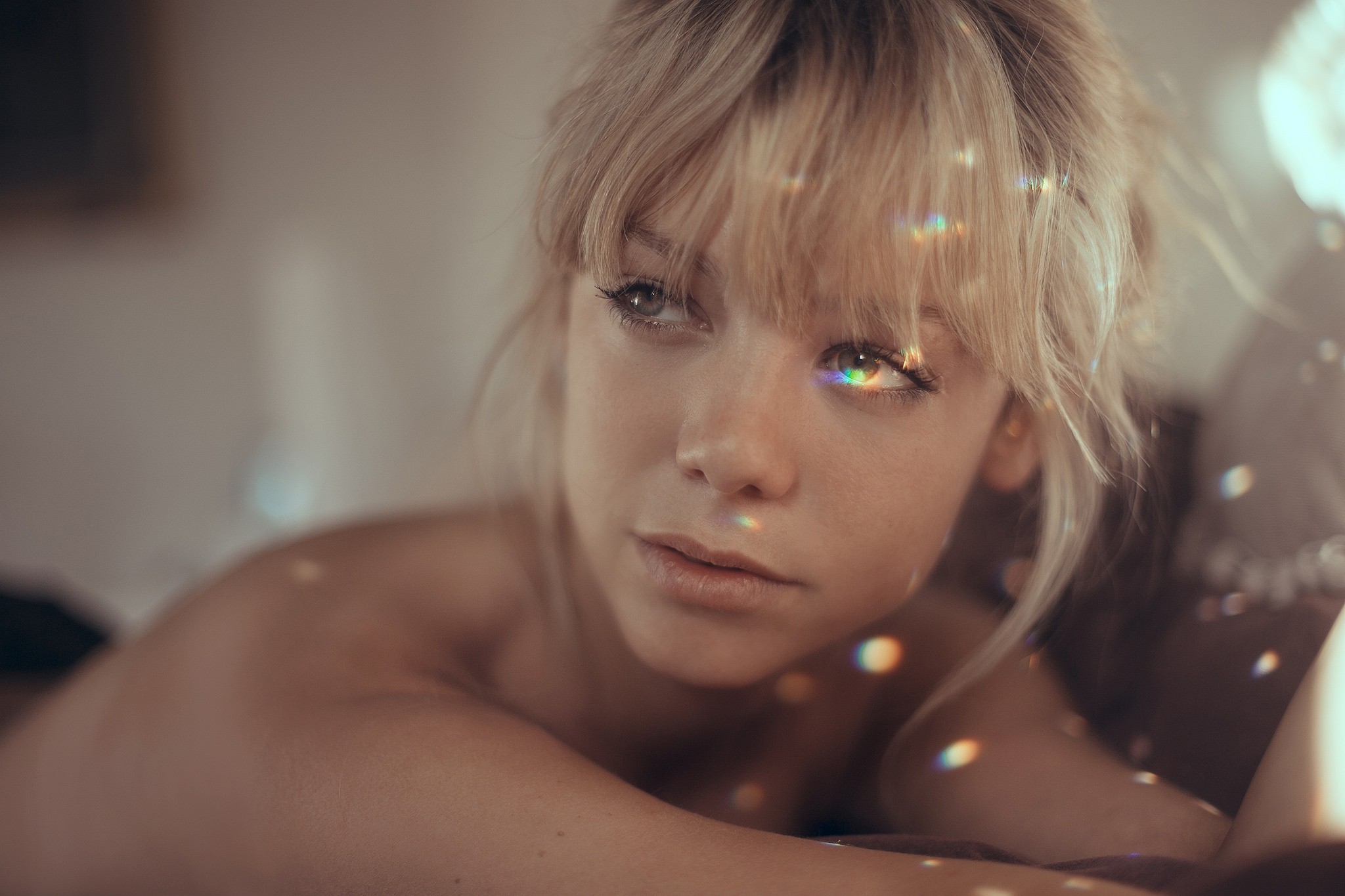 Woman with blonde hair and bare shoulders HD Wallpaper
