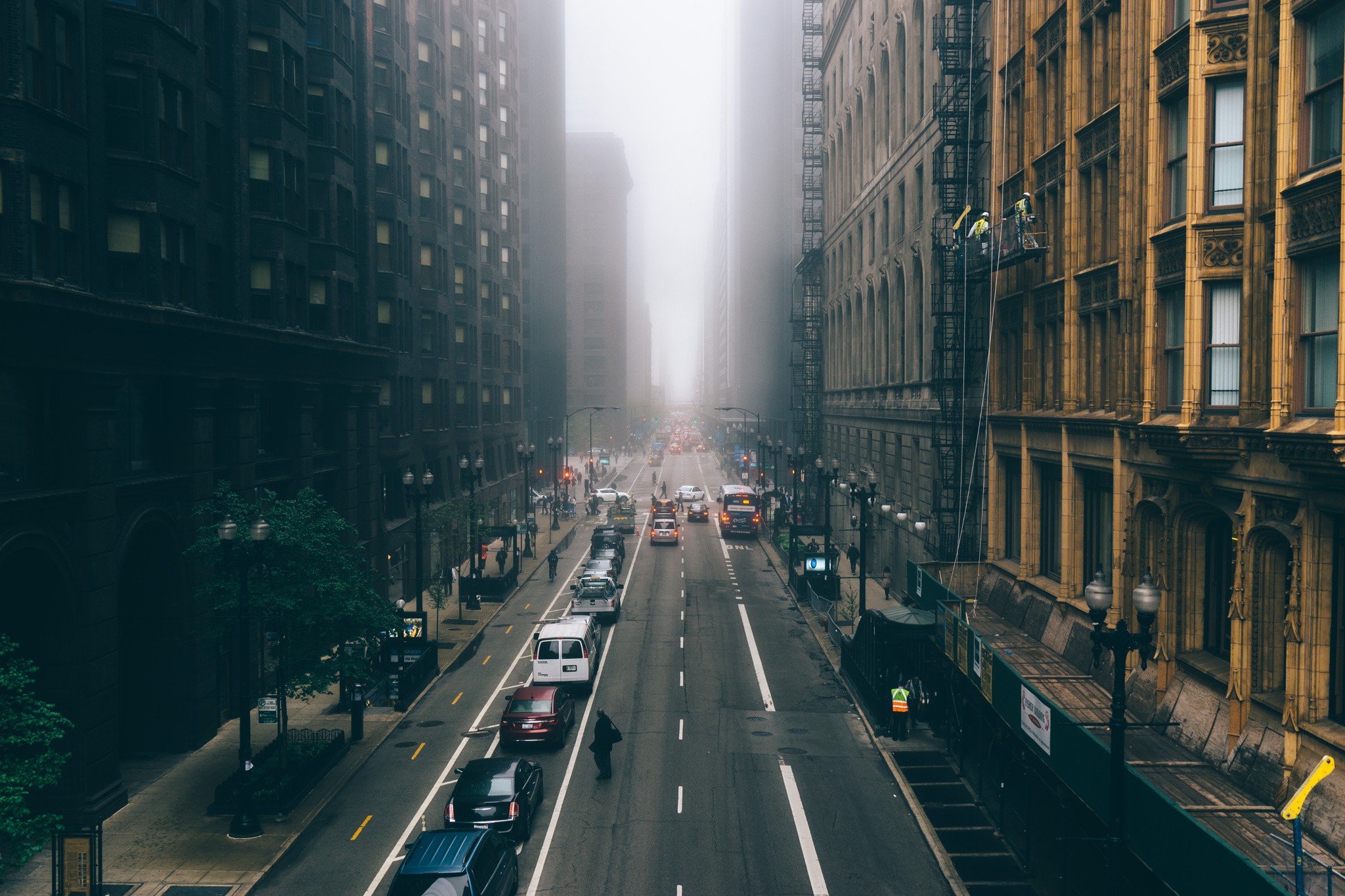 City street in fog with traffic and buildings HD Wallpaper