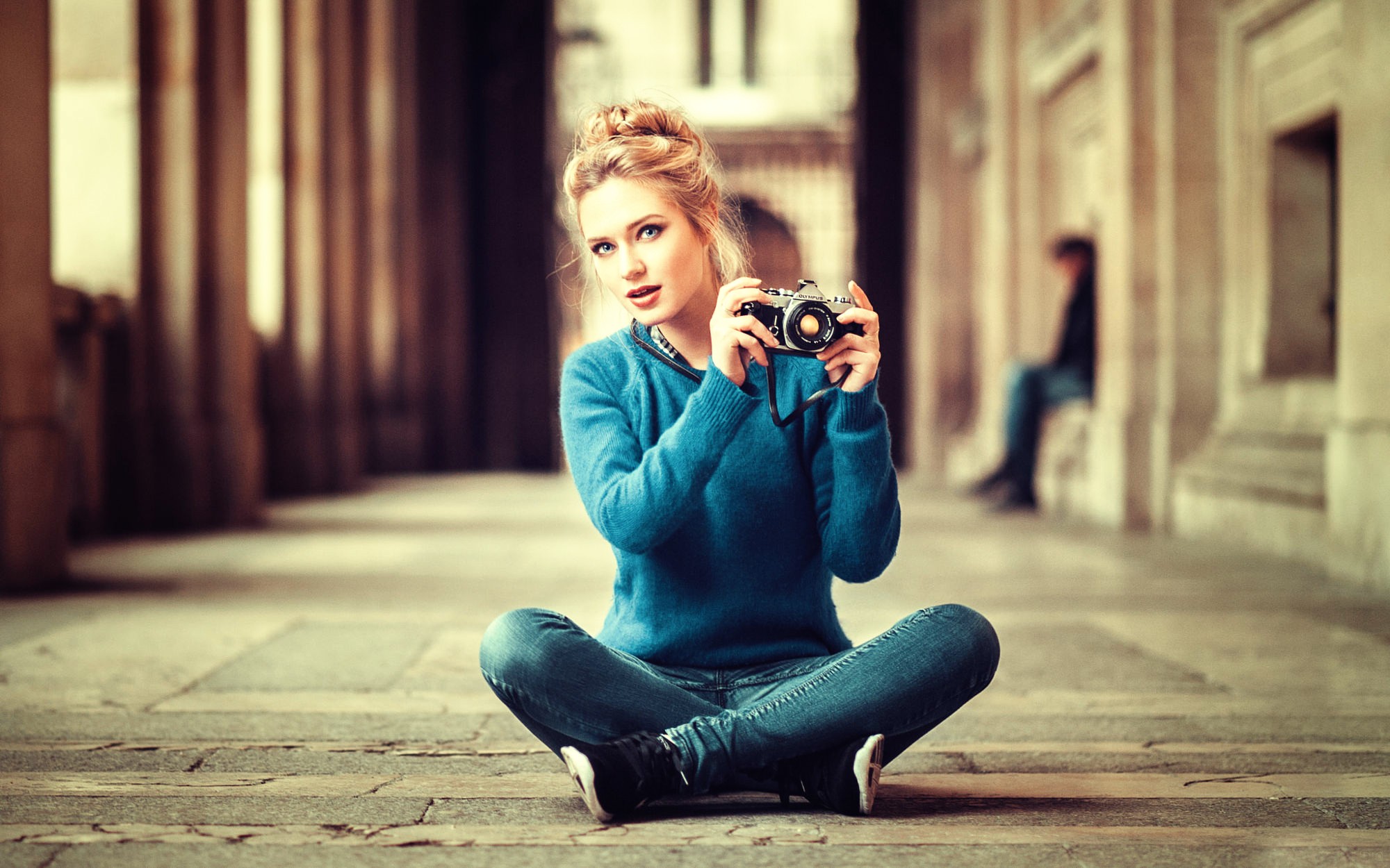 Eva Mikulski with a camera sitting on the floor HD Wallpaper