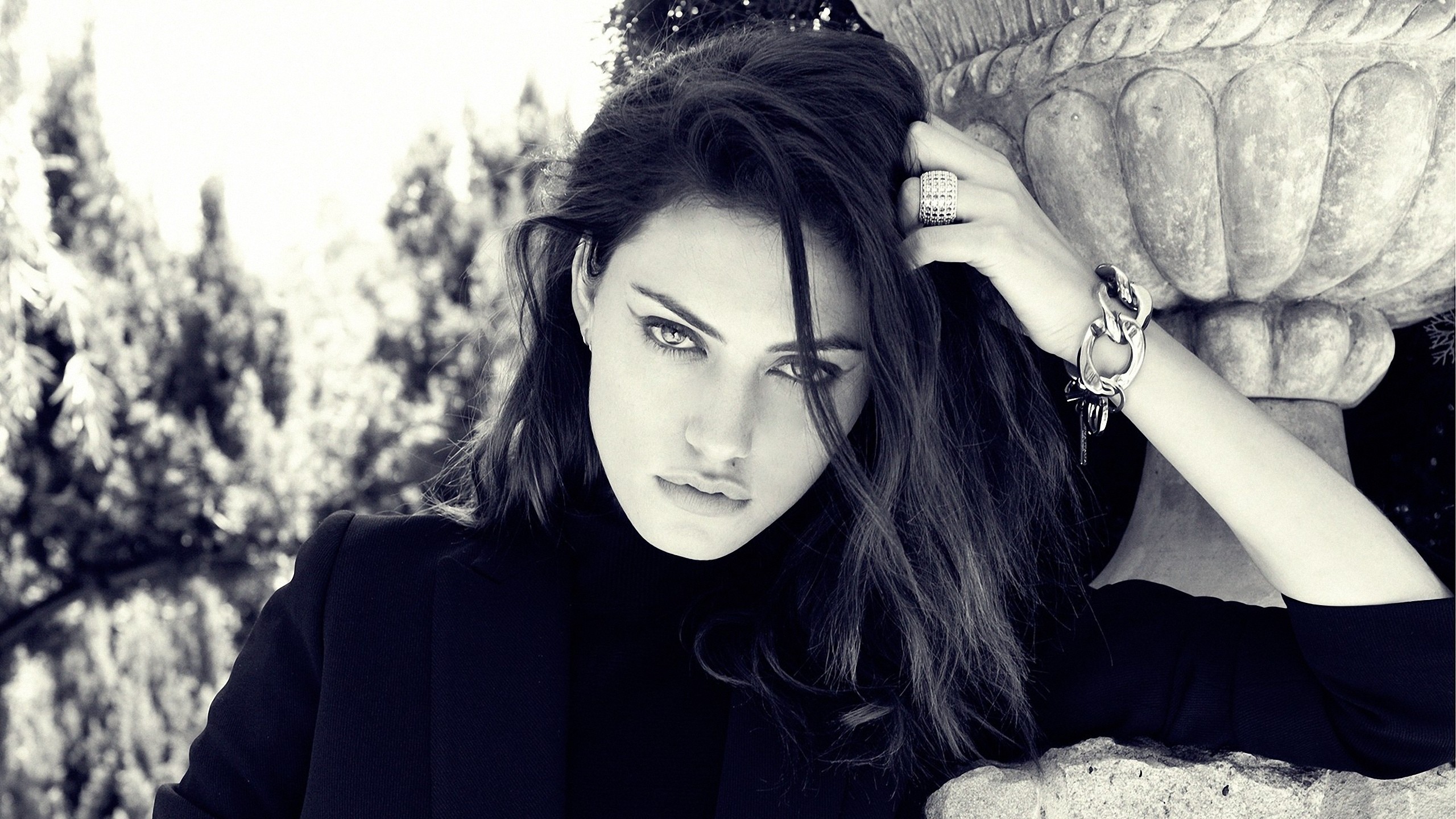 Phoebe Tonkin wearing rings and bracelet HD Wallpaper