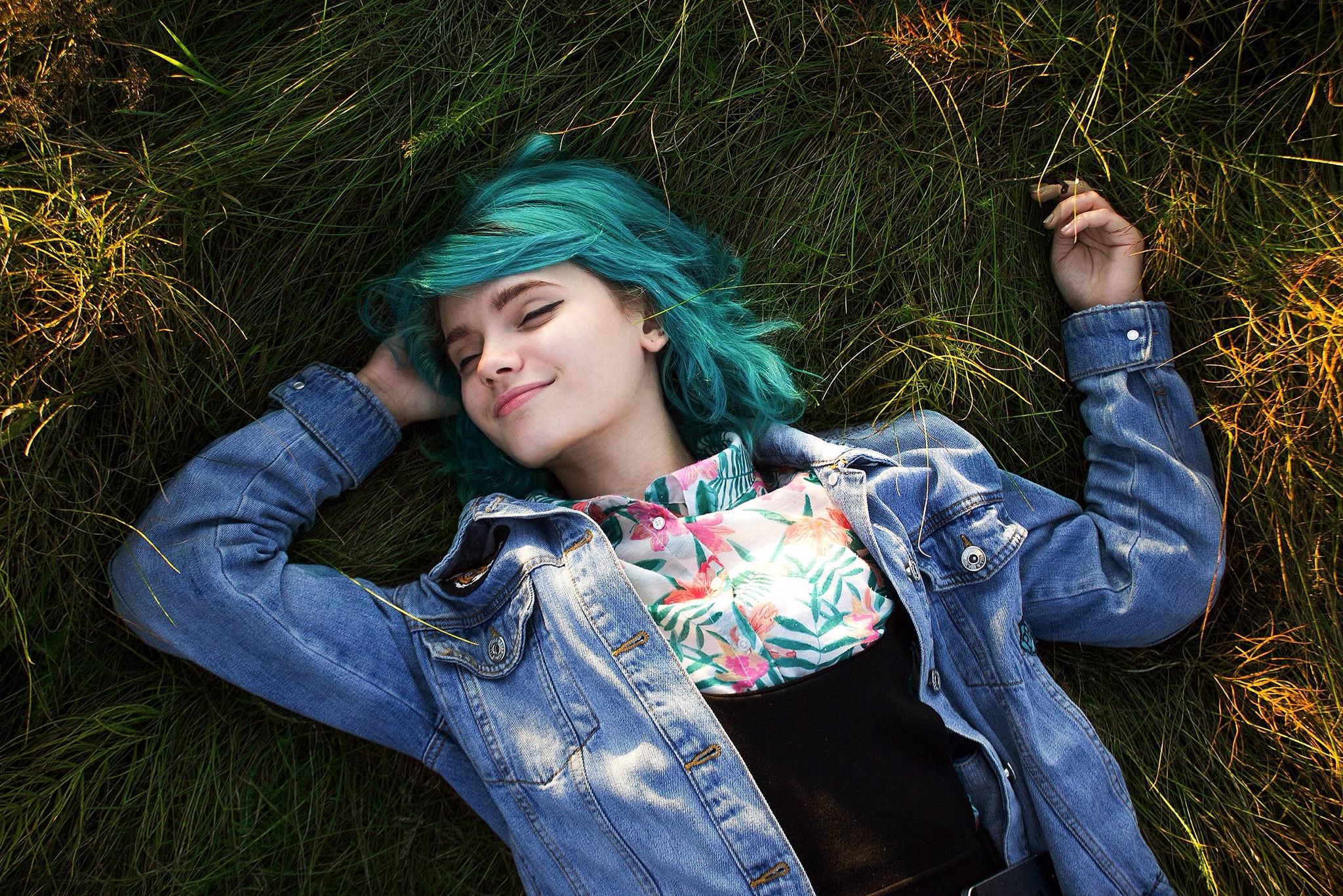 Woman with blue hair lying in grass HD Wallpaper
