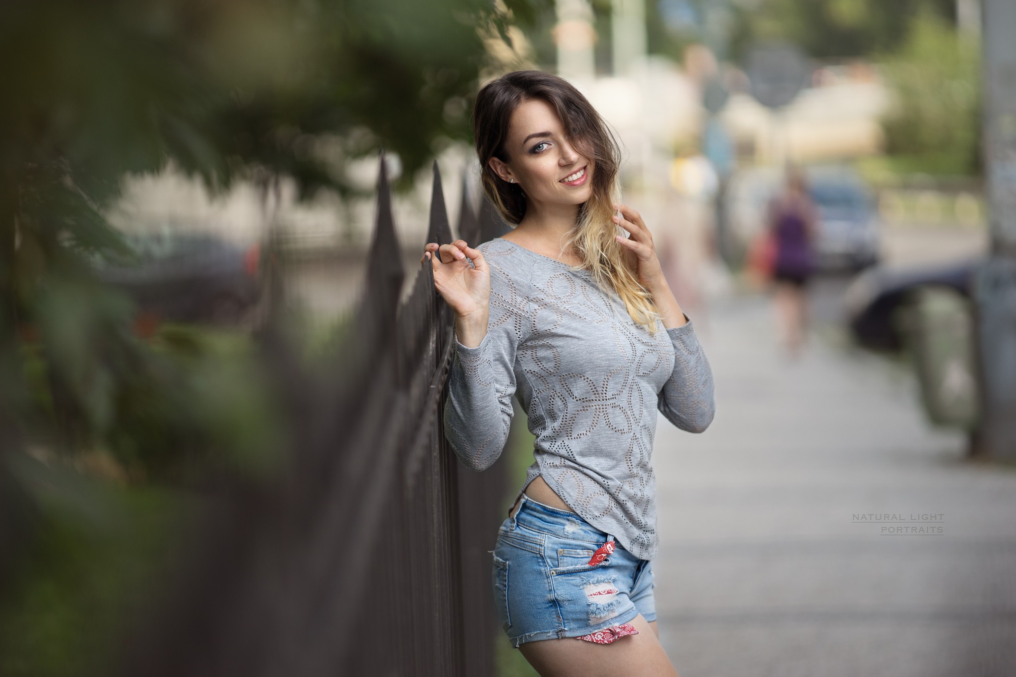 women, women outdoors, smiling, portrait, fence, jean shorts, blonde HD Wallpaper