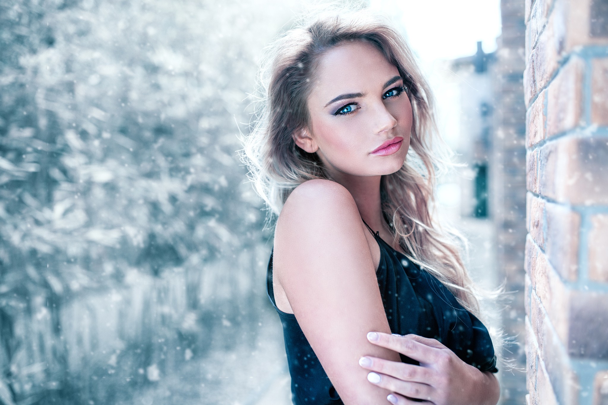 Woman with blonde hair in the snow HD Wallpaper