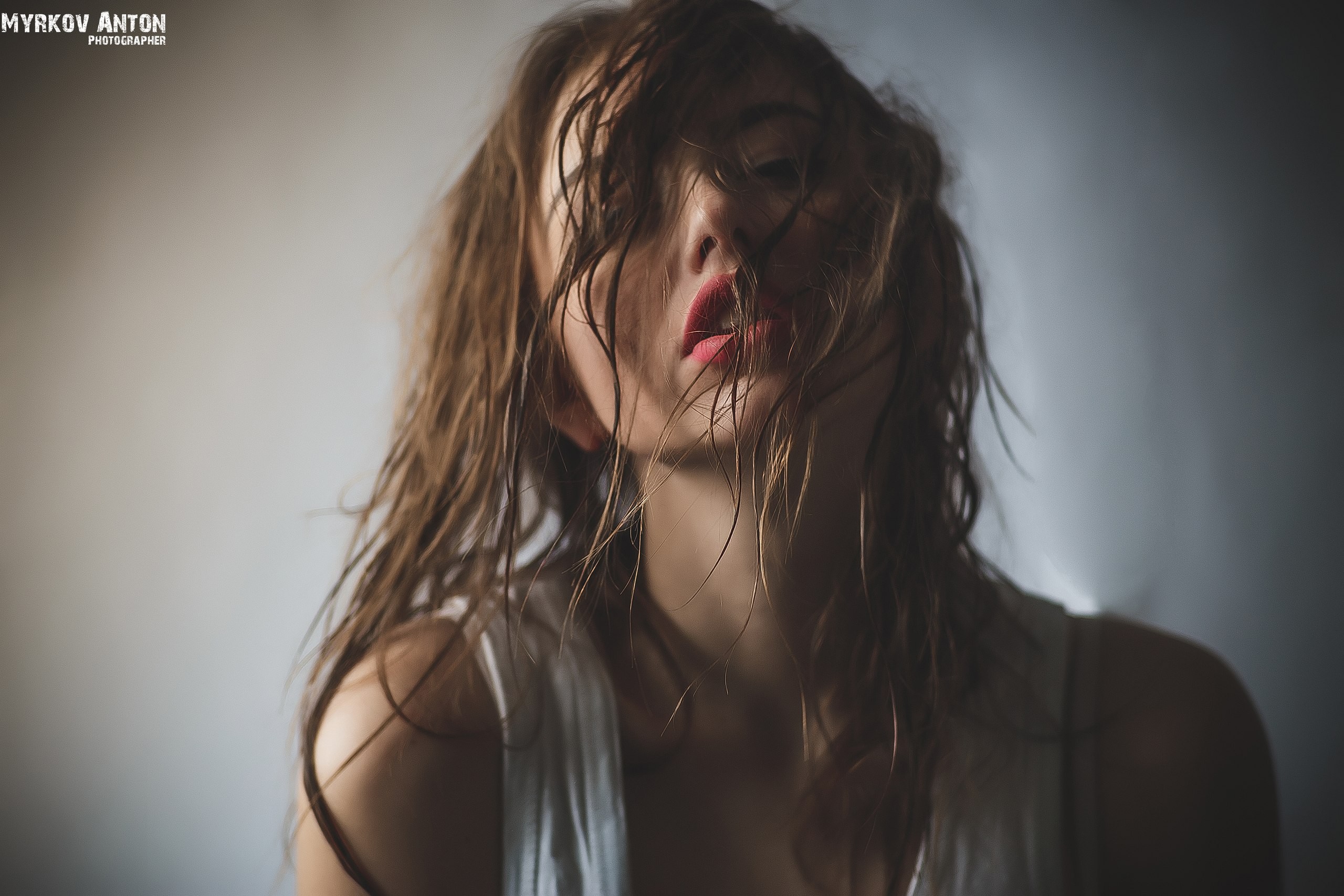 Woman with wet hair and red lipstick HD Wallpaper