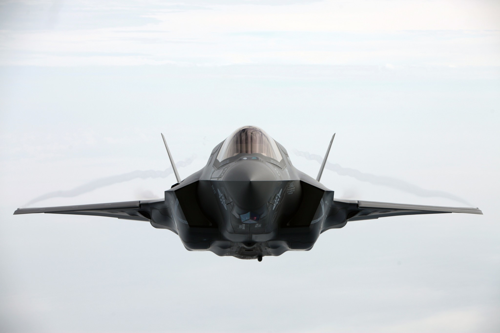 Lockheed Martin F-35 Lightning II jet fighter in flight HD Wallpaper
