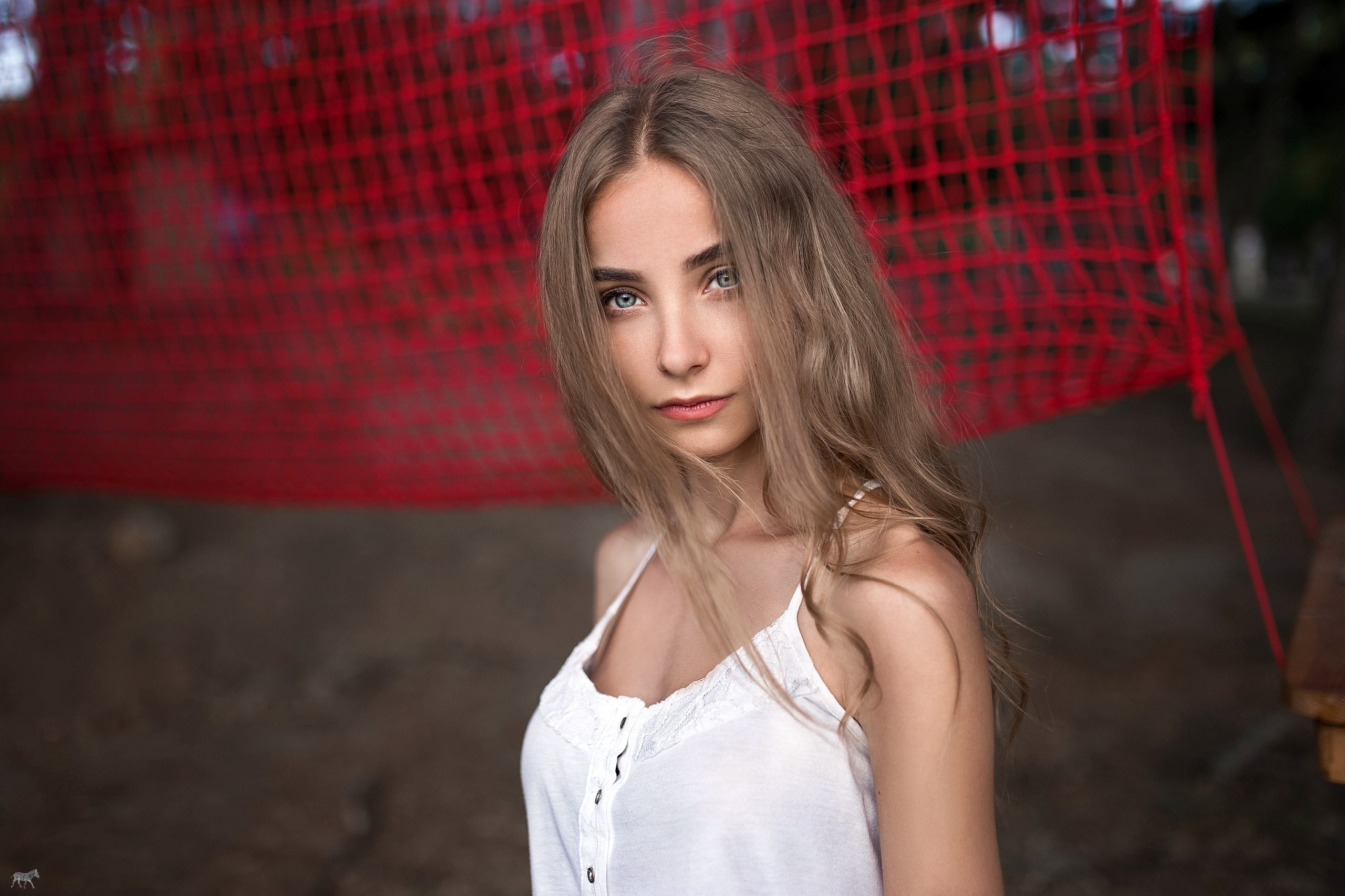 Alina Matsiborko portrait with red netting HD Wallpaper