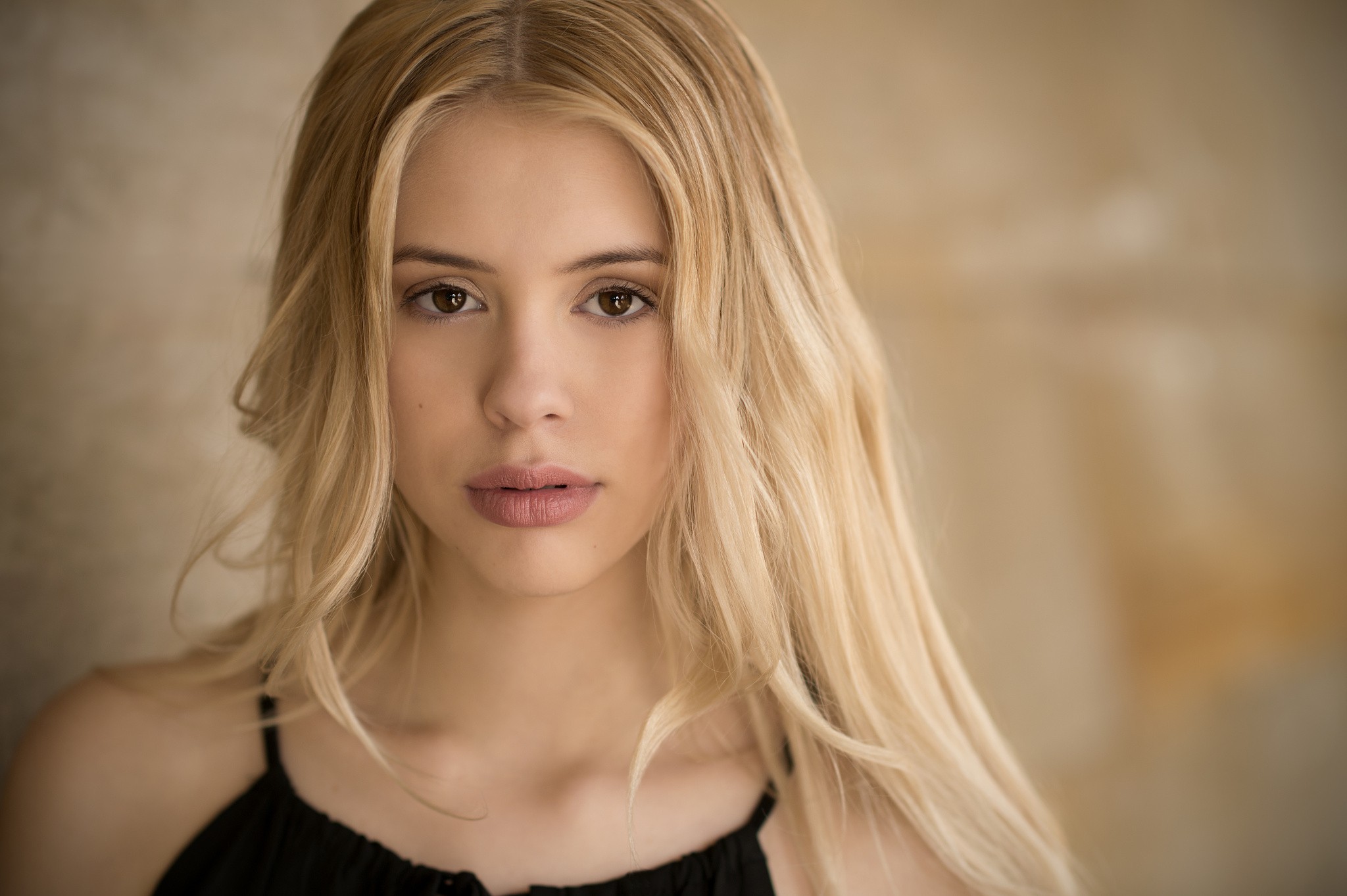Portrait of a blonde woman with a simple background HD Wallpaper