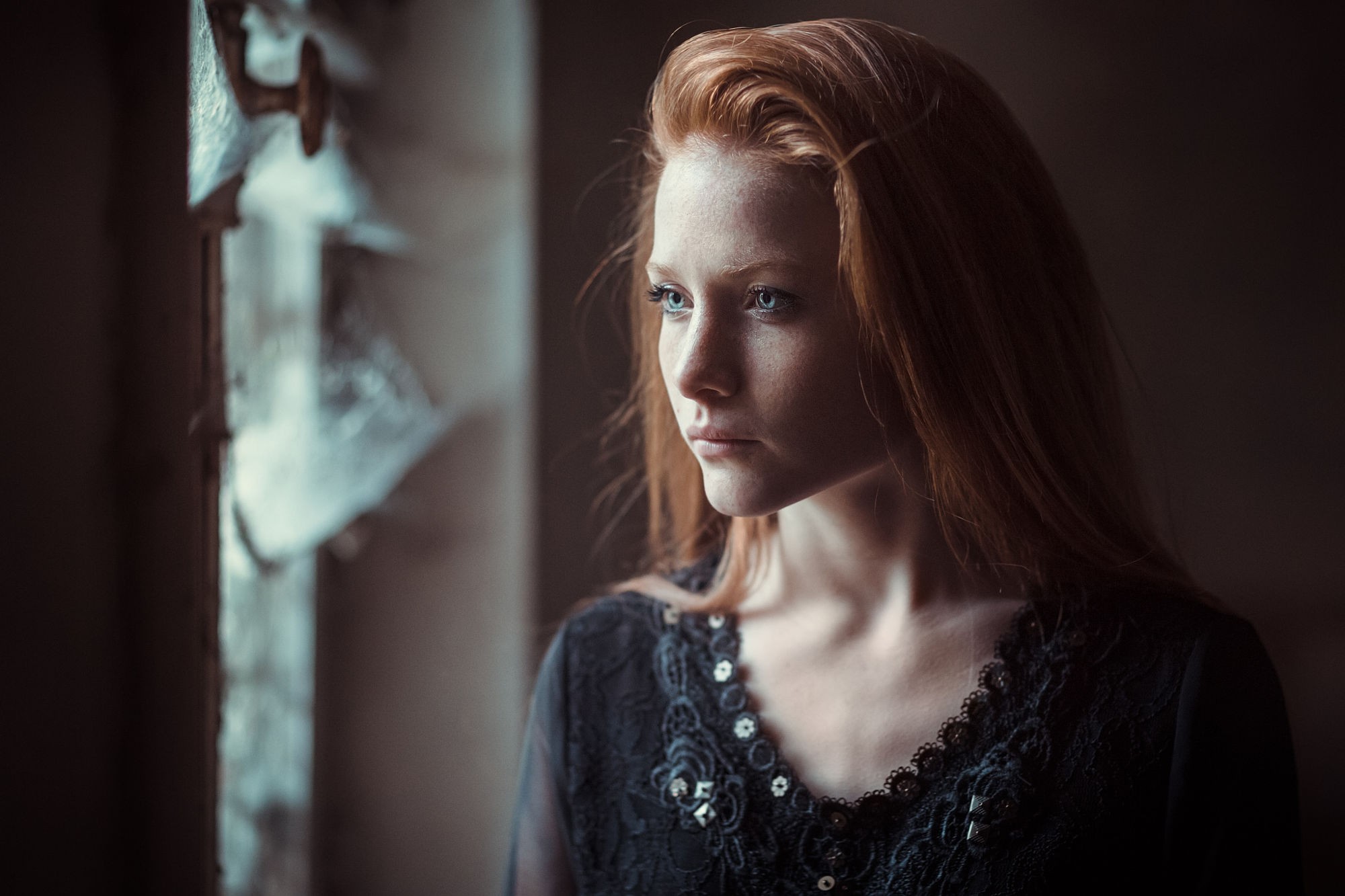 Redhead woman with blue eyes looking away HD Wallpaper