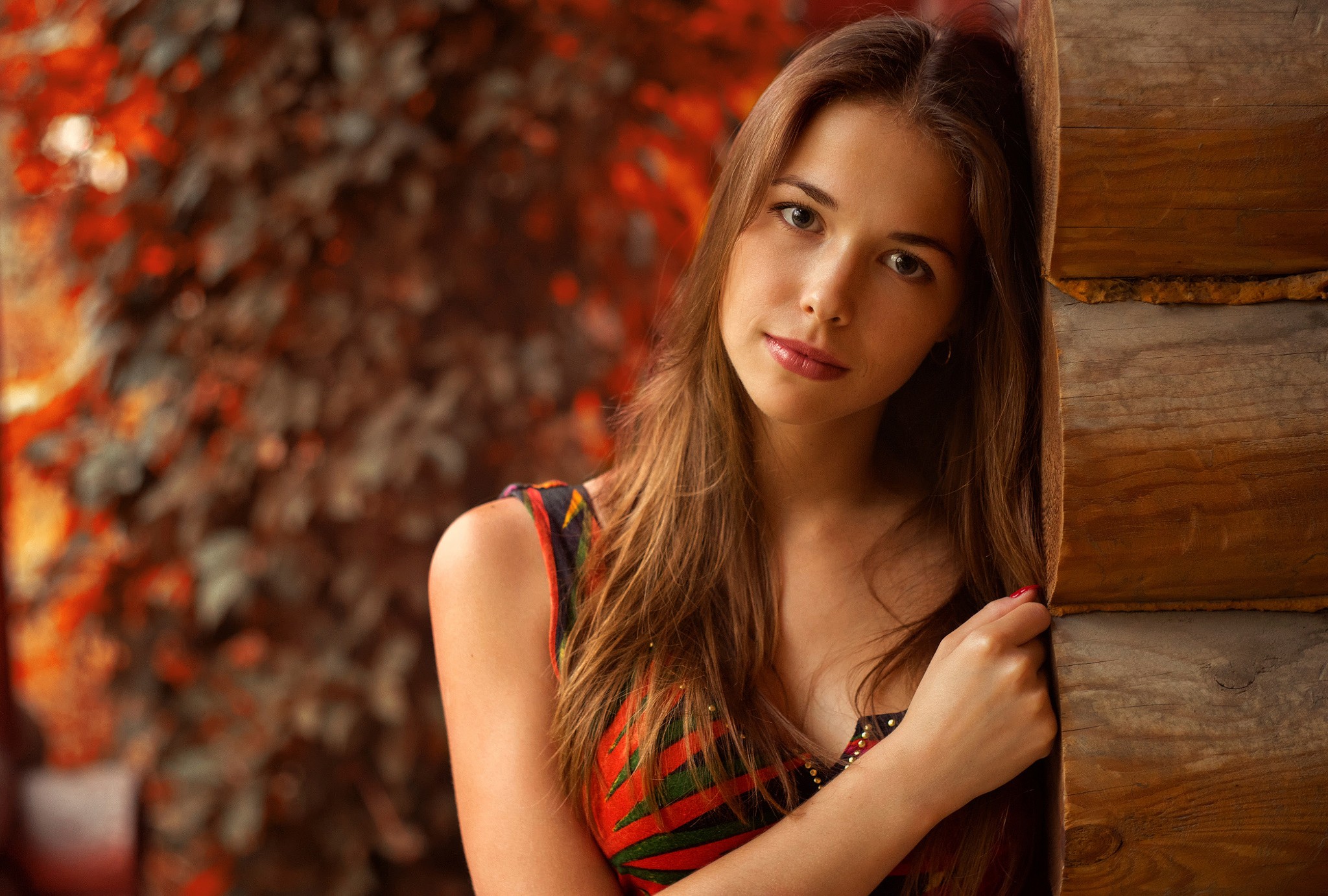Maria Dergacheva leaning against a wooden structure HD Wallpaper