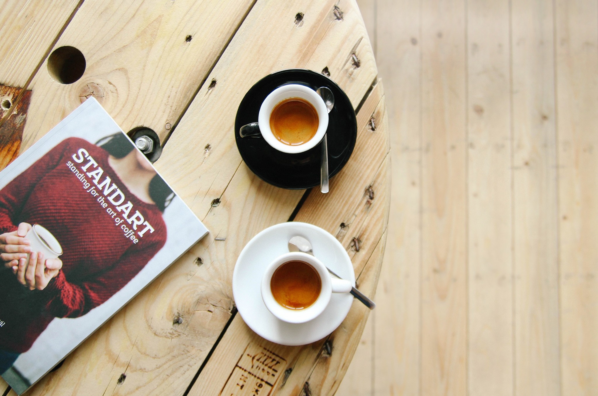 Two cups of coffee and a magazine on a wooden table HD Wallpaper