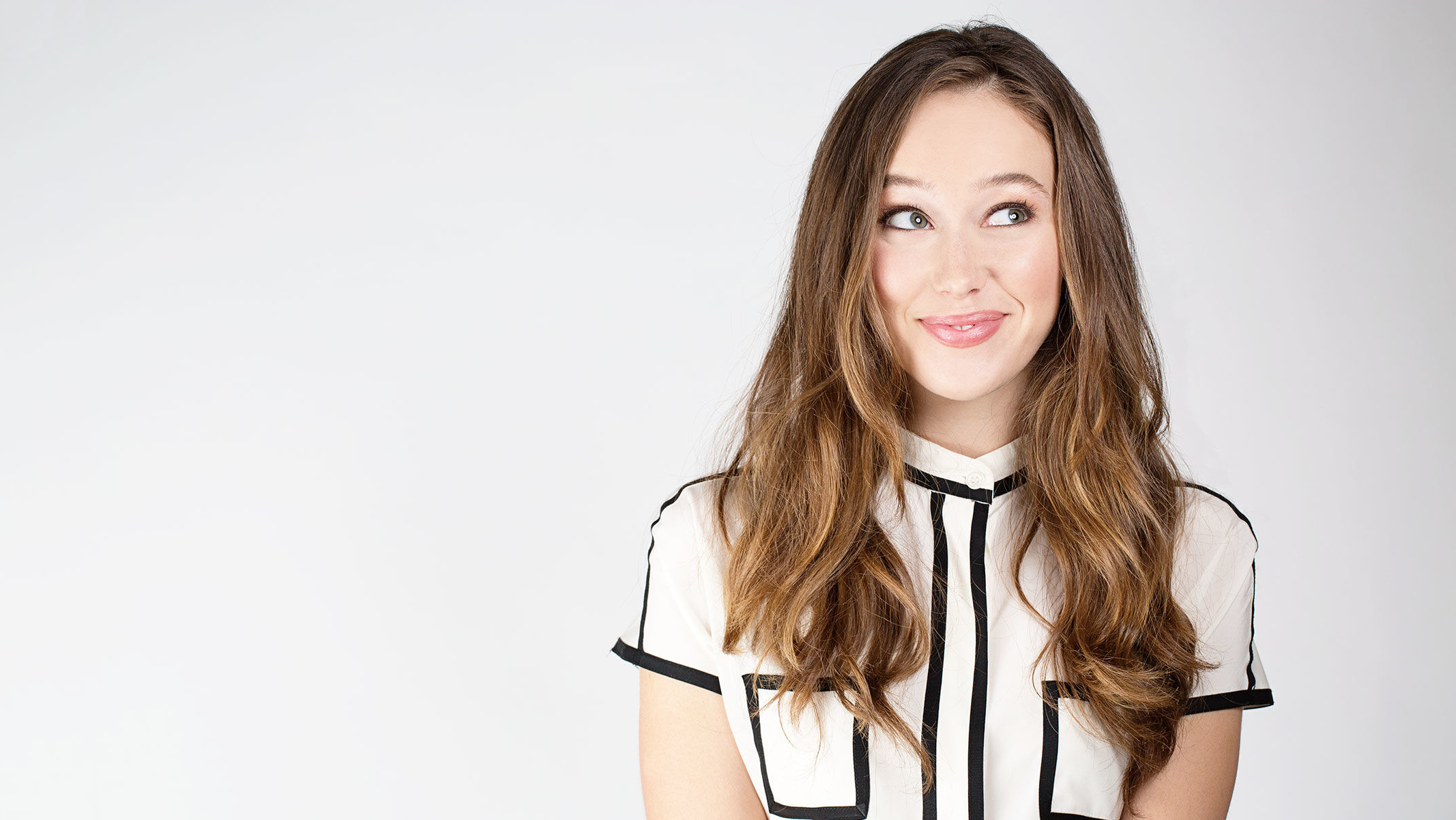 Alycia Debnam Carey looking up and to the side HD Wallpaper