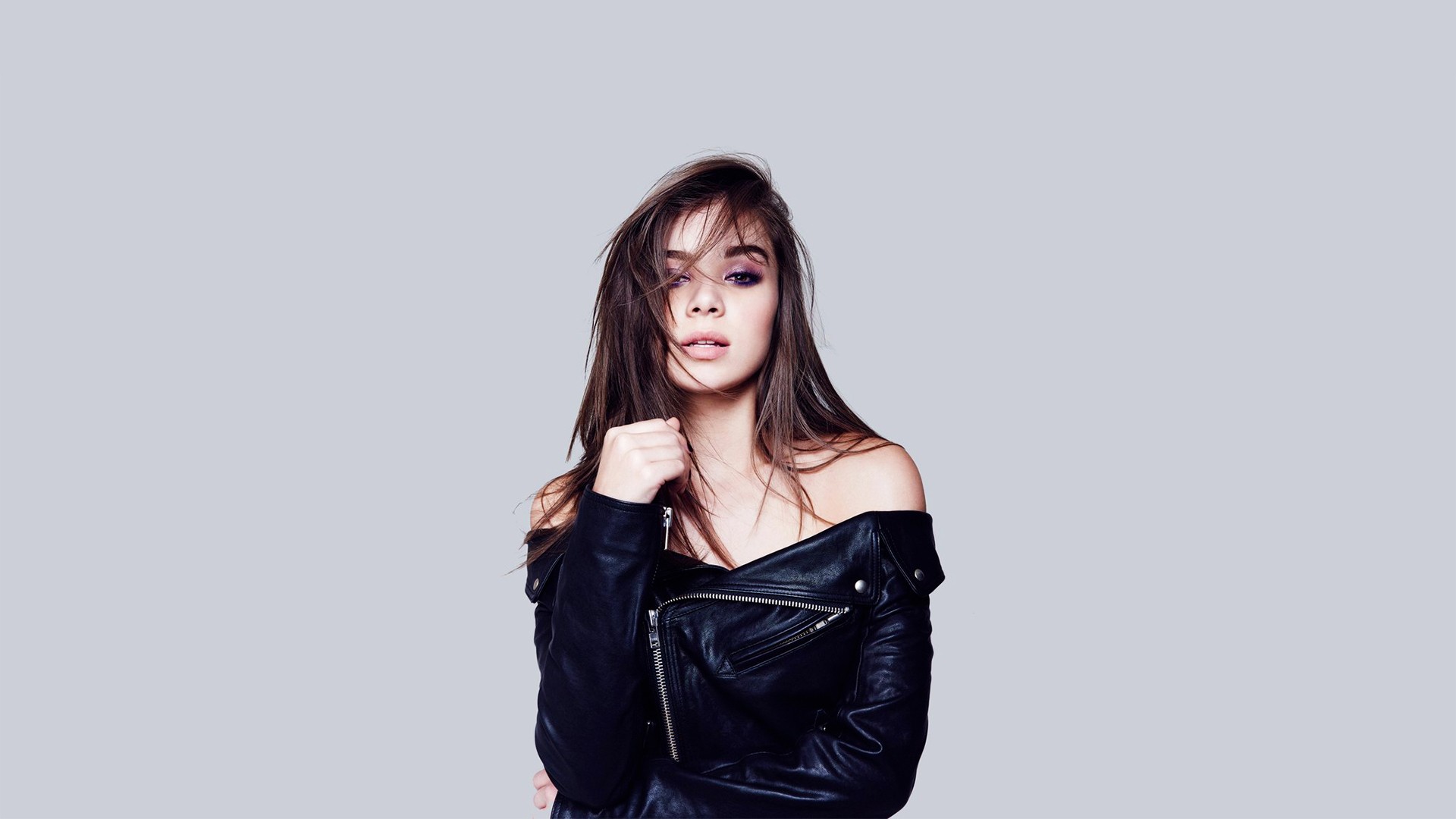 Hailee Steinfeld in a black leather jacket HD Wallpaper