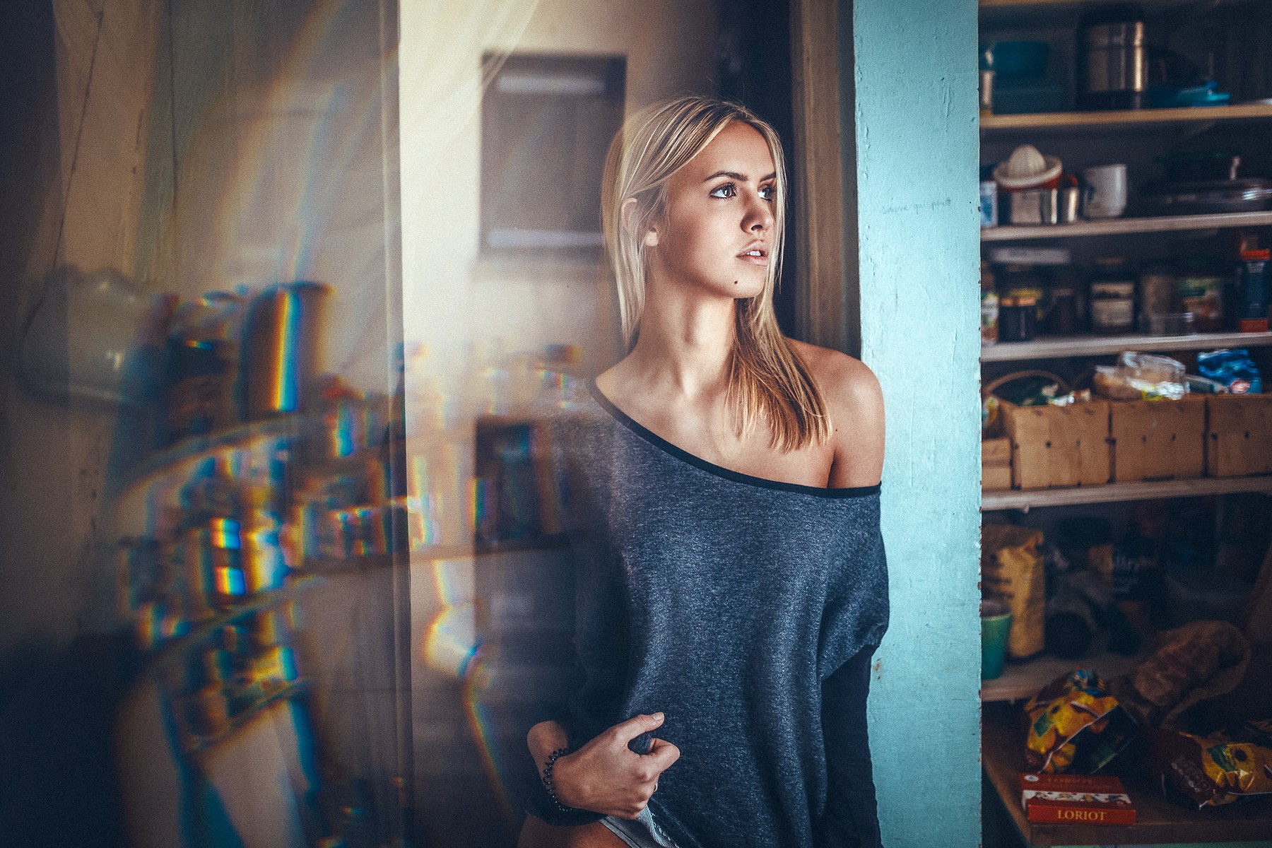 Woman with blonde hair looking away, Lennart Bader HD Wallpaper