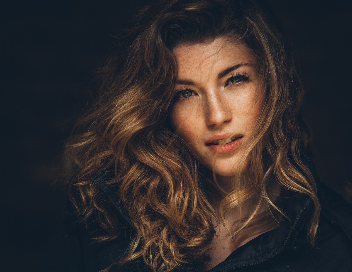 Woman with curly blonde hair looking at the viewer HD Wallpaper