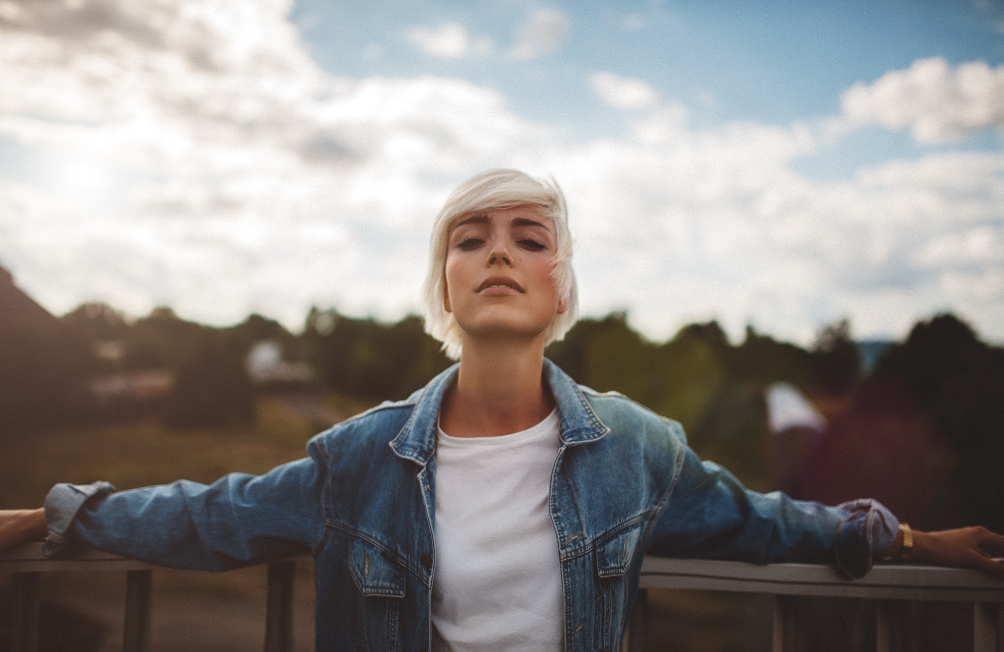 Woman with short blonde hair wearing denim jacket HD Wallpaper