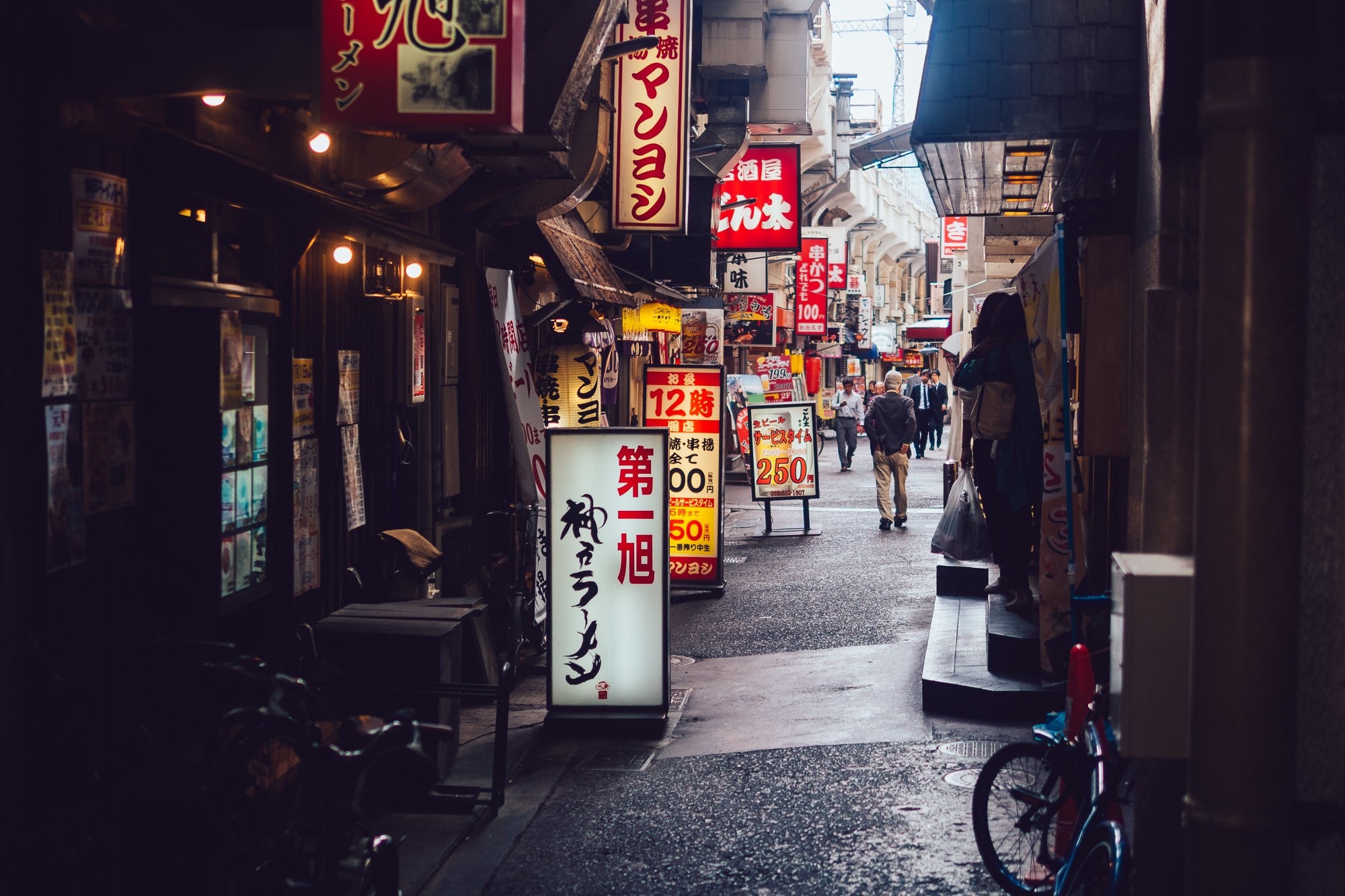 Japanese street with ramen shops and signs HD Wallpaper