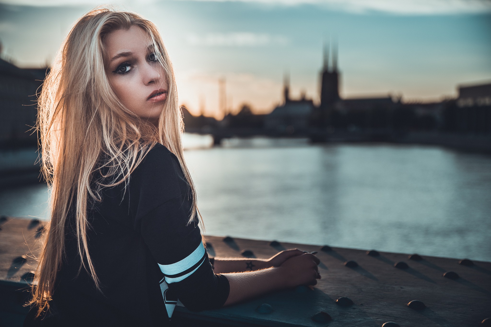 Woman with long blonde hair looking at viewer HD Wallpaper